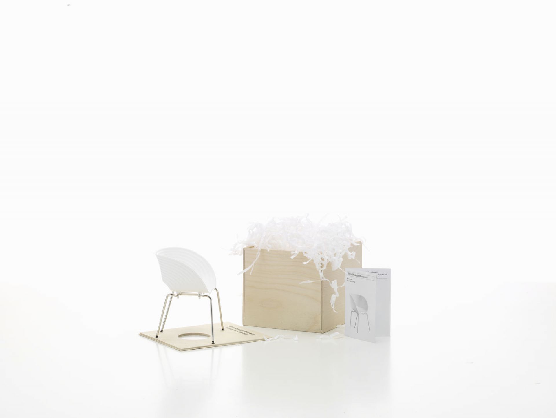 Vitra Tom Vac Miniatur Stuhl, weiß, mit Holzkiste und Produktinformation, Sammlerstück Designmöbel.