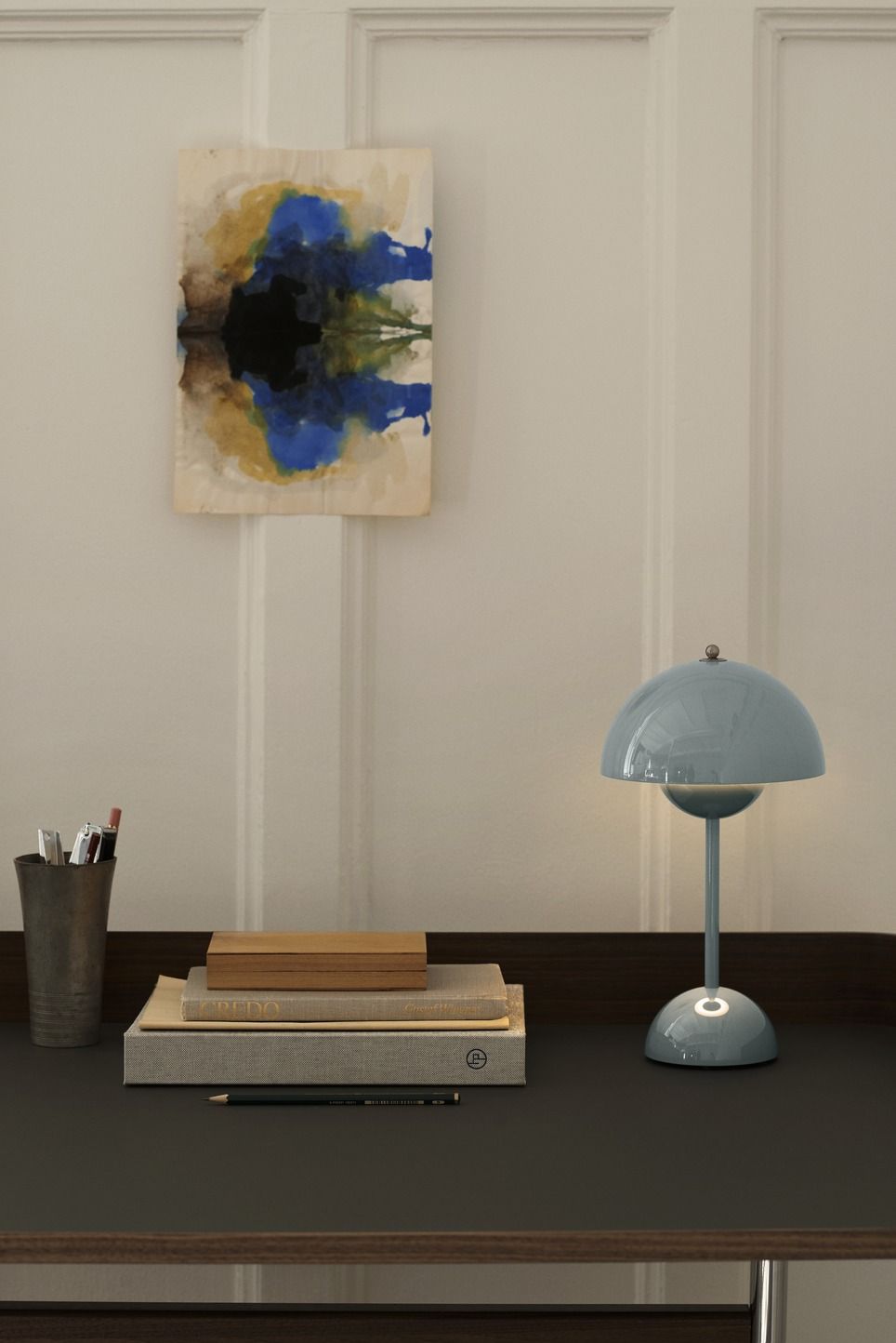Flowerpot VP9 Tischleuchte in Stone Blue auf einem Schreibtisch, modernes Design.