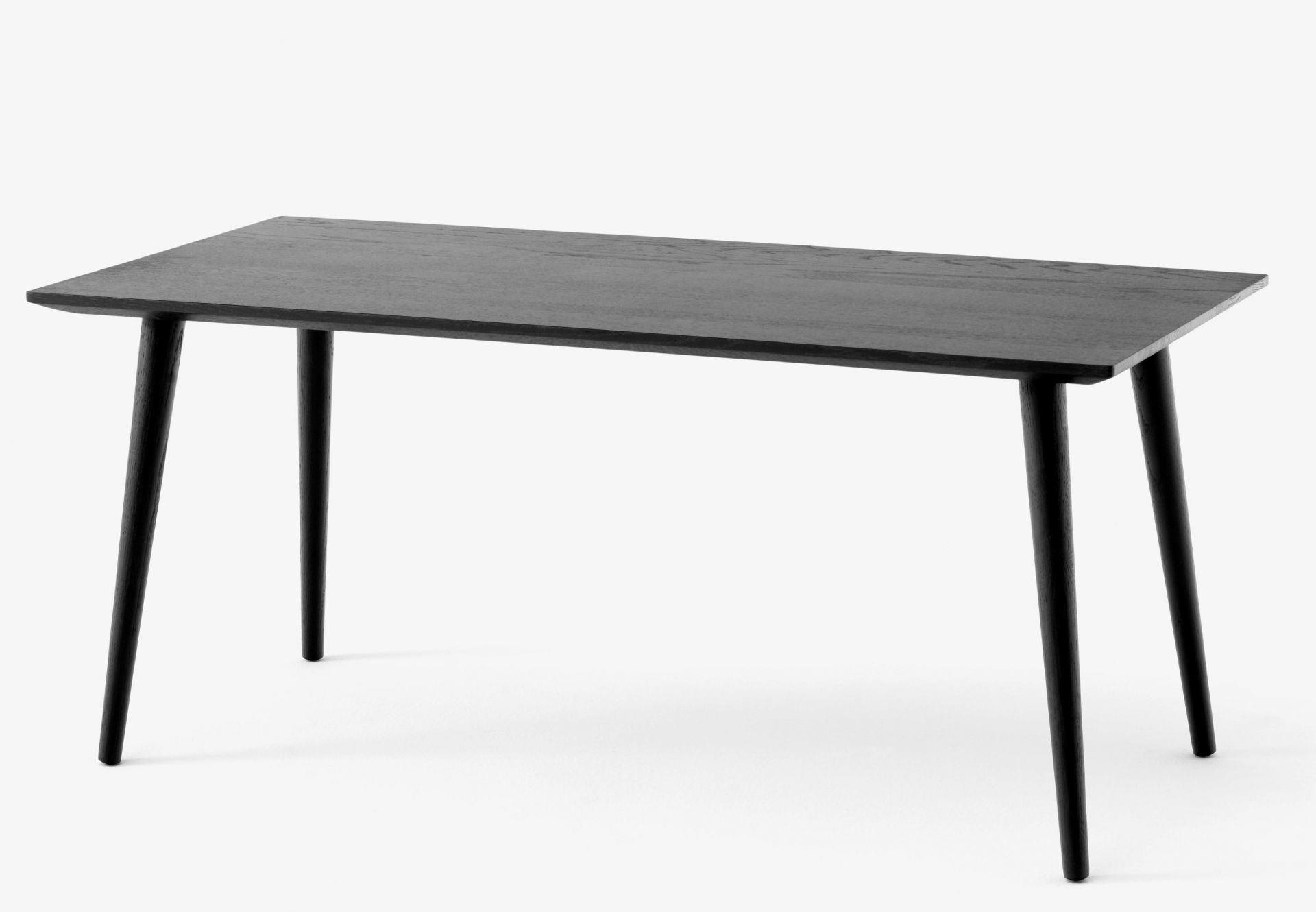 AndTradition In Between Table SK23, schwarzer Couchtisch aus Holz mit vier Beinen auf weißem Hintergrund.