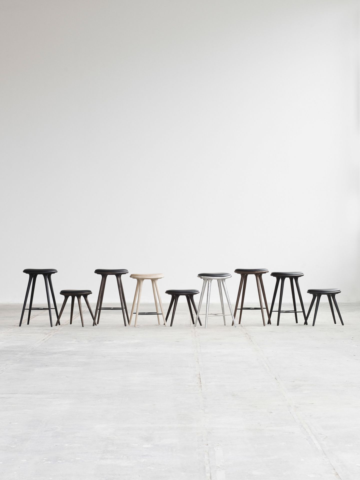 Reihe von Barhockern, inklusive High Stool Barhocker Eiche gebeizt schwarz Mater, vor weißem Hintergrund.