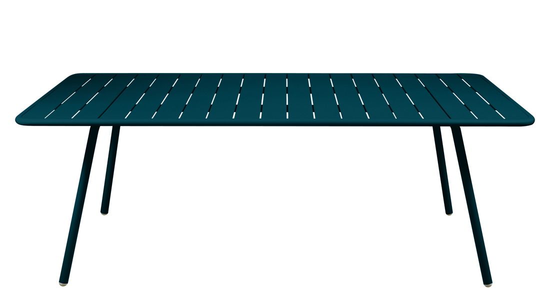 Blauer Luxembourg Tisch von Fermob für den Außenbereich, Gartentisch aus Metall mit Lattenmuster.