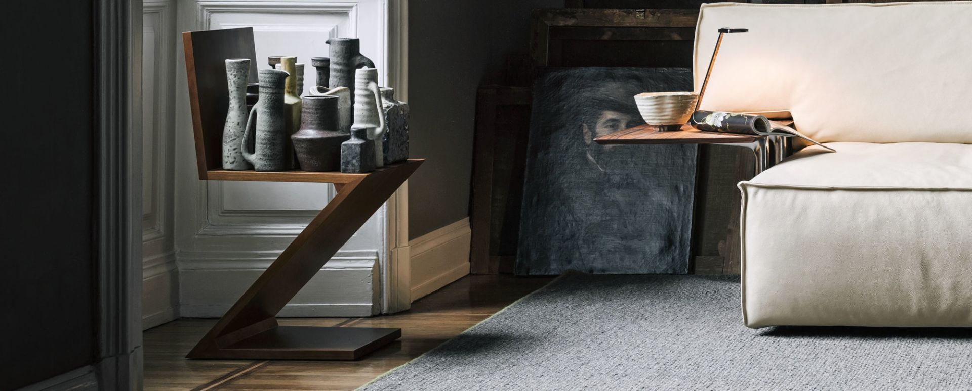 Nahaufnahme des Cassina Zig Zag Stuhls aus Holz mit dekorativen Vasen in einem stilvollen Wohnzimmer.