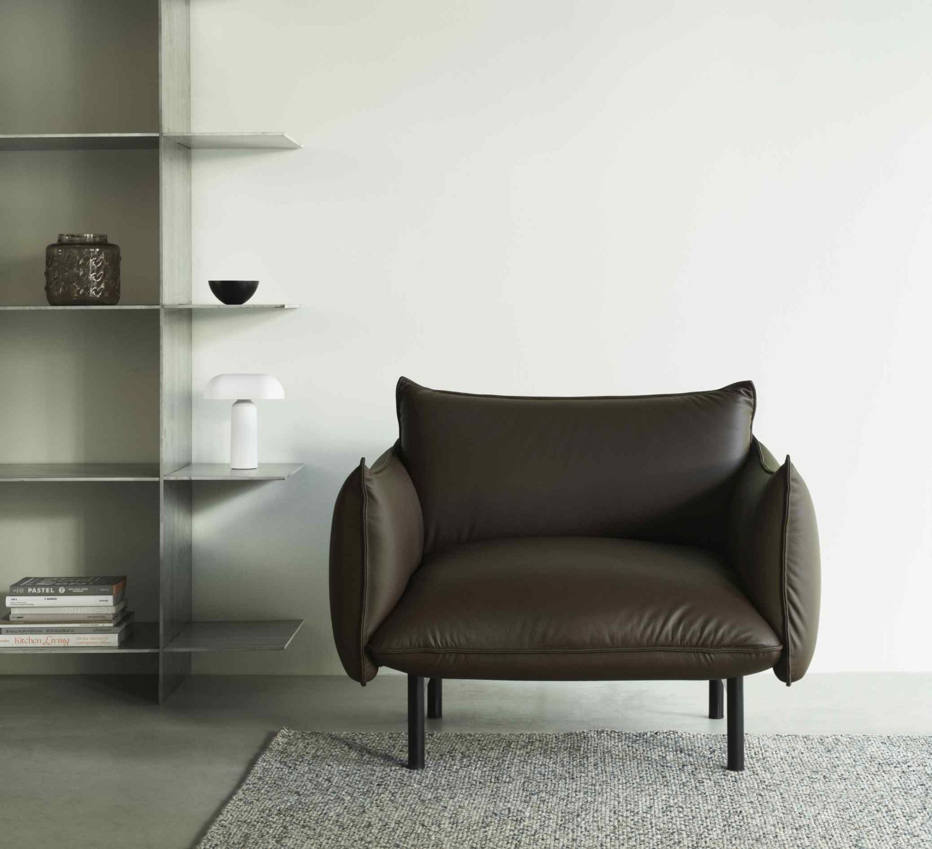 Ark Lounge Chair Sessel von Normann Copenhagen in braunem Leder mit schwarzen Füßen.