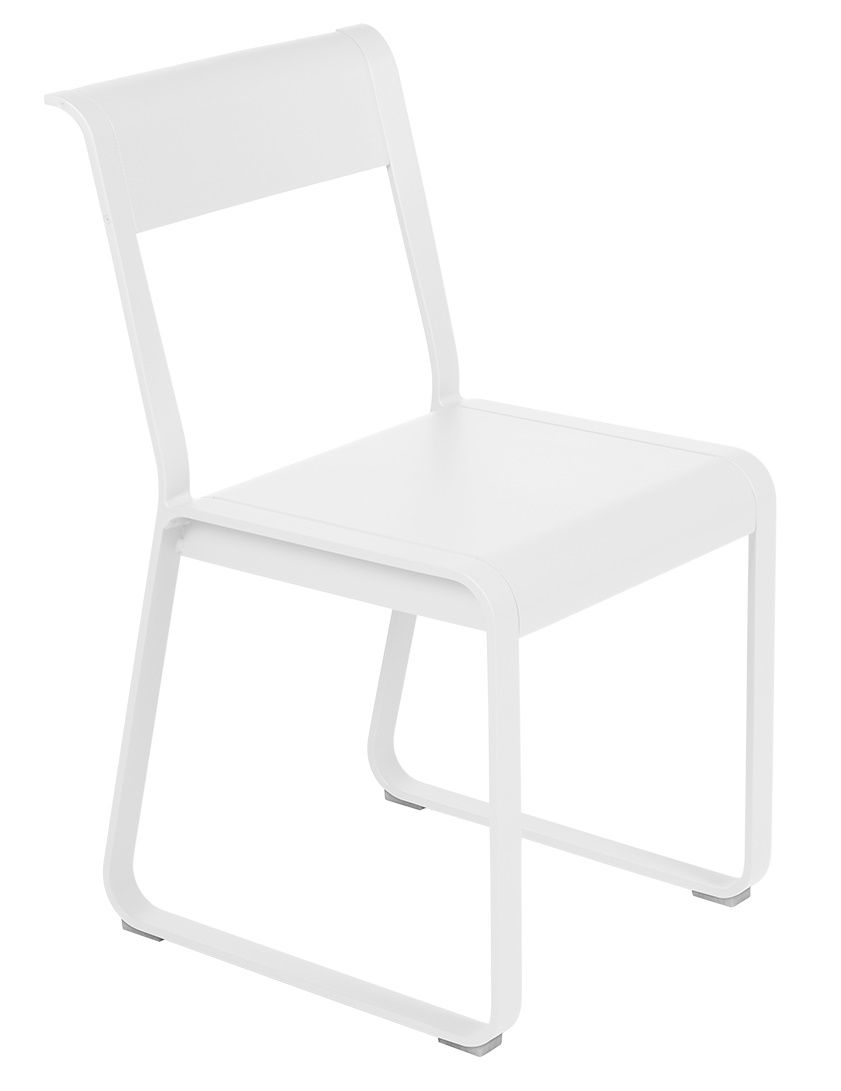 Weißer Bellevie Stuhl von Fermob für den Außenbereich, minimalistisches Design mit klaren Linien, ideal für Garten und Terrasse.