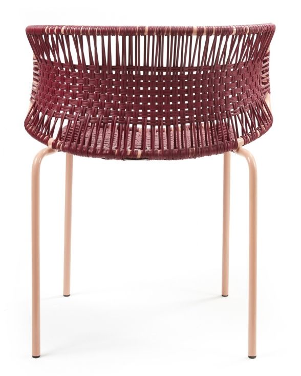 Rückansicht des Cielo Armlehnstuhls in Rot-Pink Sand: Stapelbarer Outdoor Stuhl mit geflochtener Sitzfläche.