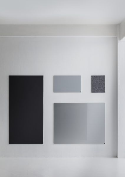Wandmontierte Chat Board Glastafeln in Schwarz und Grau, magnetische Boards für Büro und Zuhause.