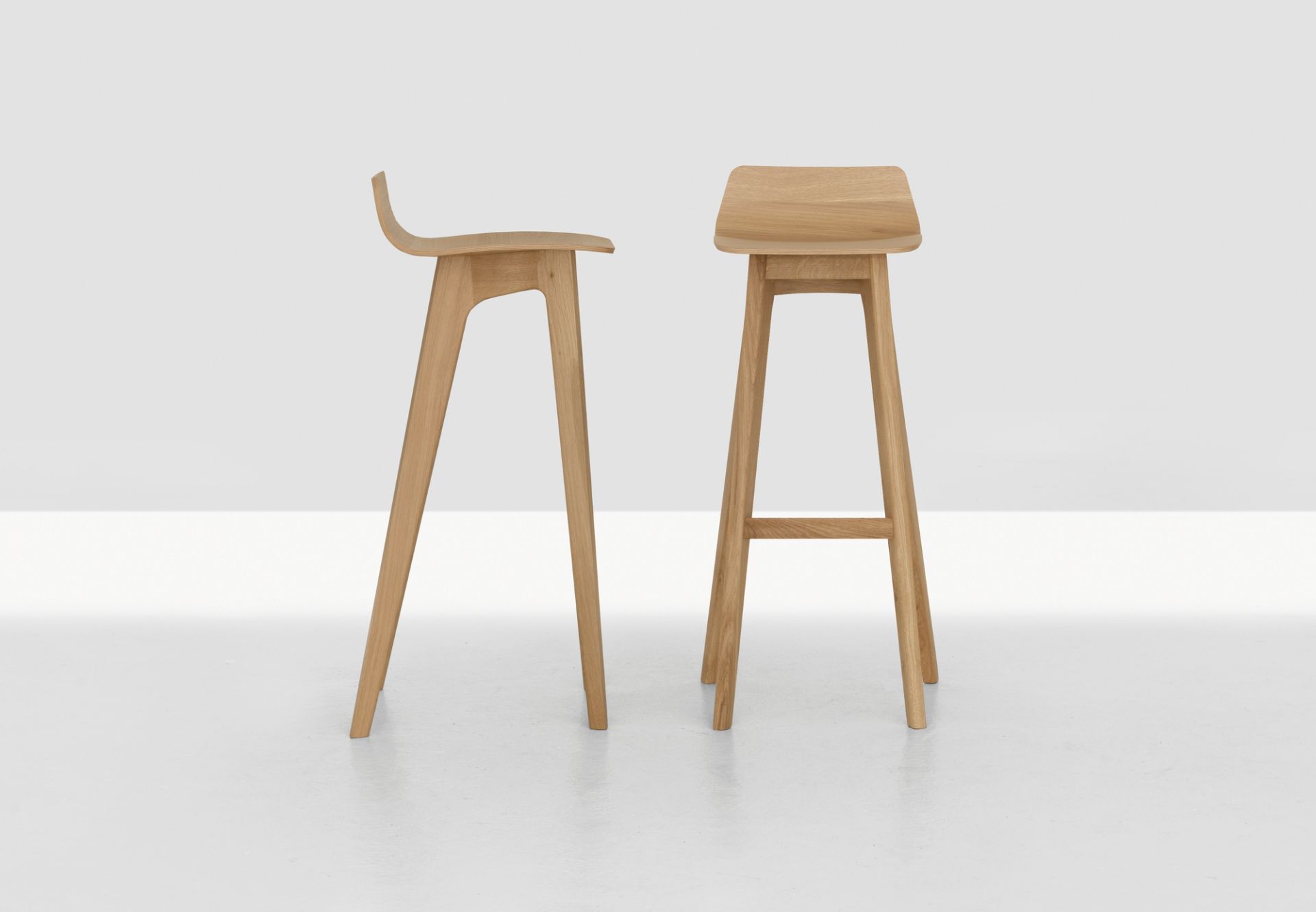 Zwei Morph Barhocker mit 65cm Sitzhöhe aus hellem Eichenholz, modernes Design für Küche oder Bar.