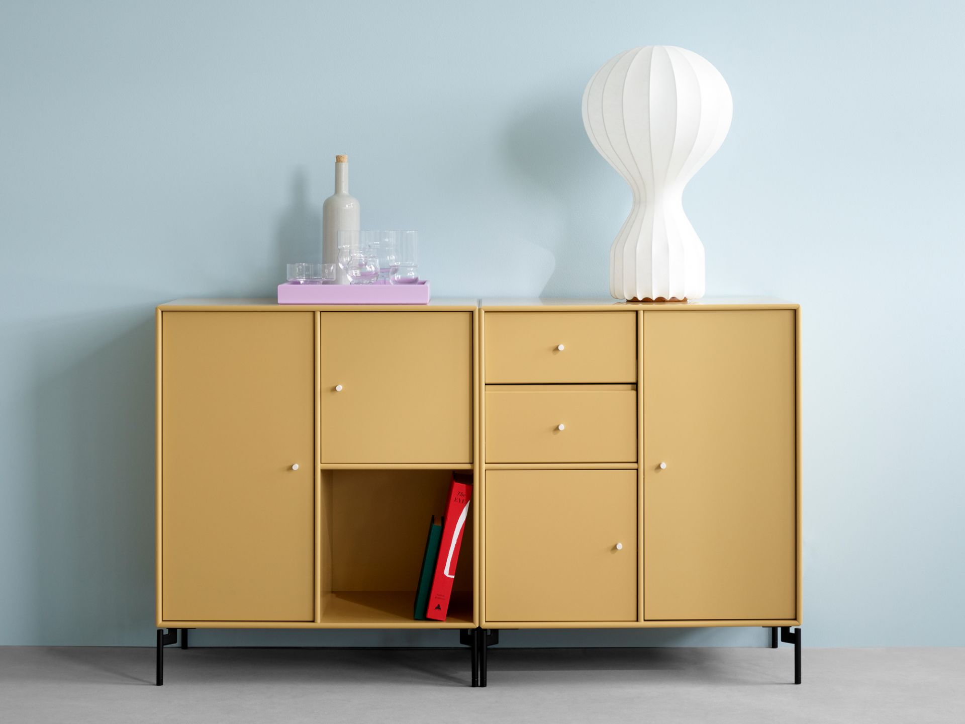 Montana Couple Sideboard mit schwarzem C-Gestell: Gelbes Sideboard mit Schubladen und Fächern für Wohnzimmer.