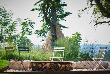 Fiam Spring Klappstuhl in Salbei: Outdoor-Stuhl vor Feuerstelle im Garten. Klappbarer Gartenstuhl für Balkon und Terrasse.
