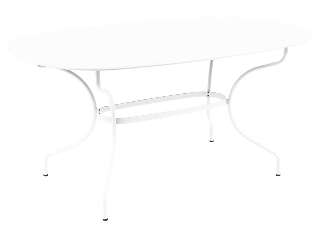 Weißer Opéra+ Gartentisch von Fermob, oval, 160 x 90 cm, für den Außenbereich.