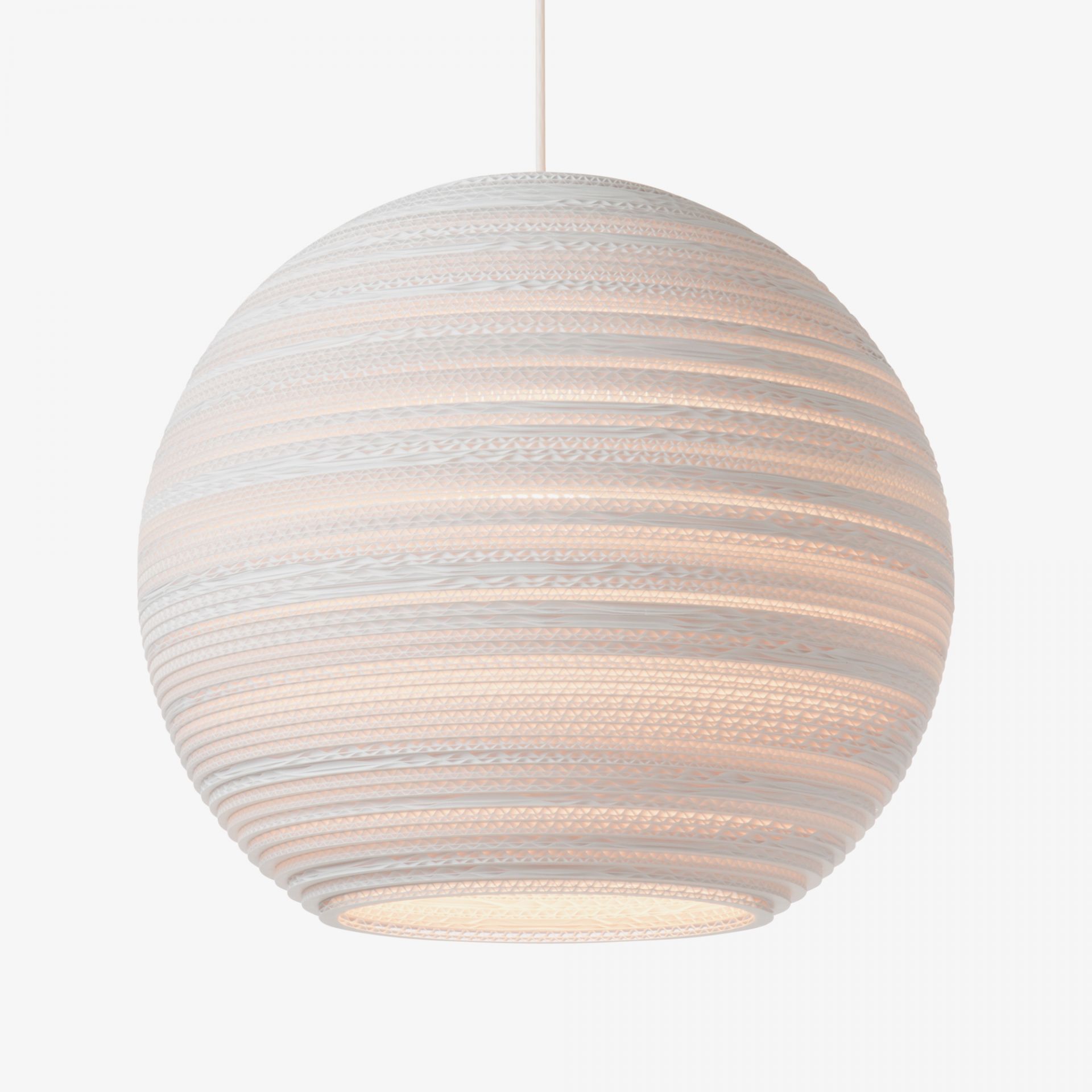 Weiße Scraplights Moon Hängeleuchte von Graypants, gefertigt aus recycelter Pappe, für stimmungsvolle Beleuchtung.