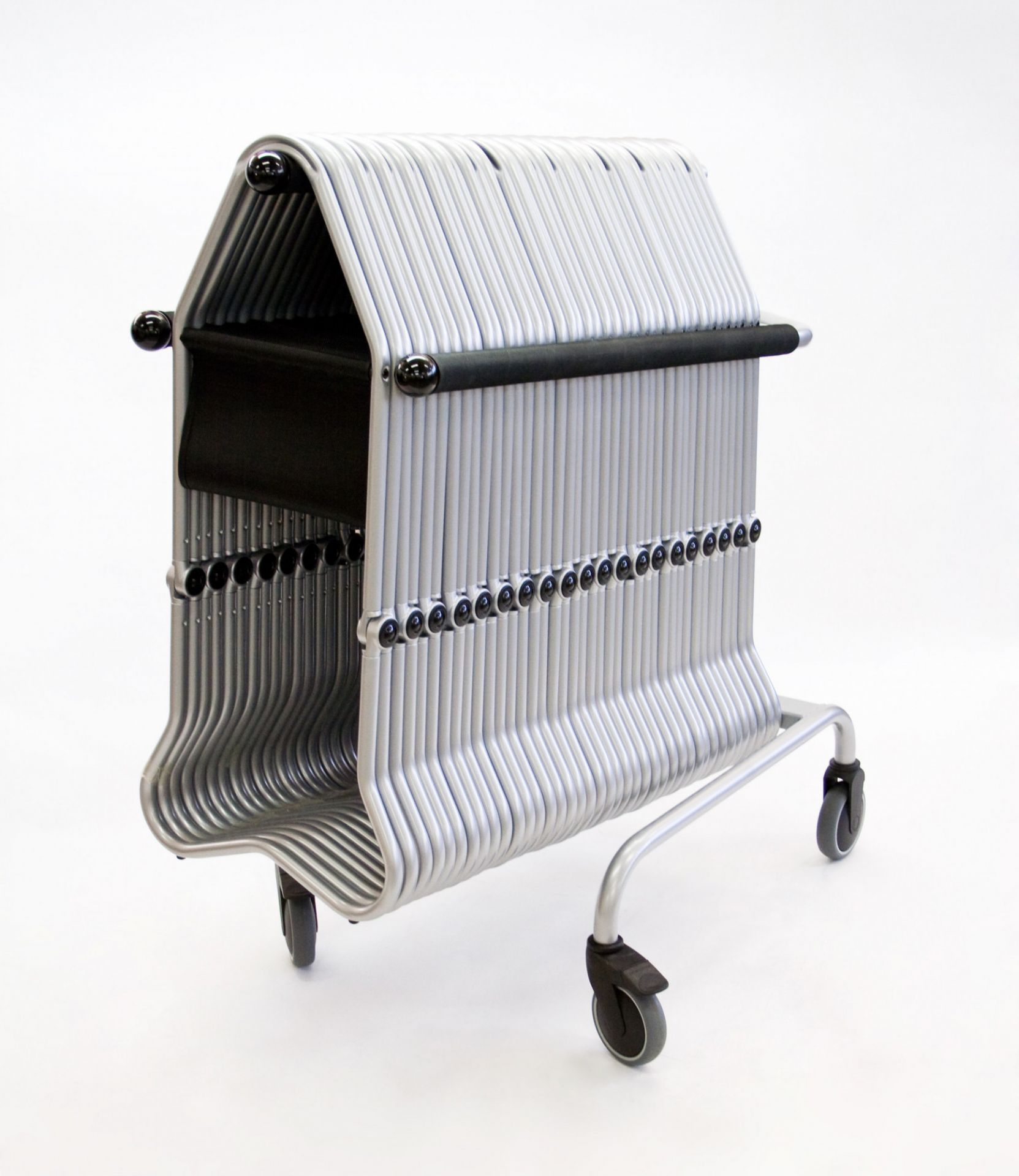 Silberner New York Klapphocker/Museumshocker mit Rollen, zusammengeklappt. Praktischer, mobiler Hocker für Museen und Veranstaltungen.