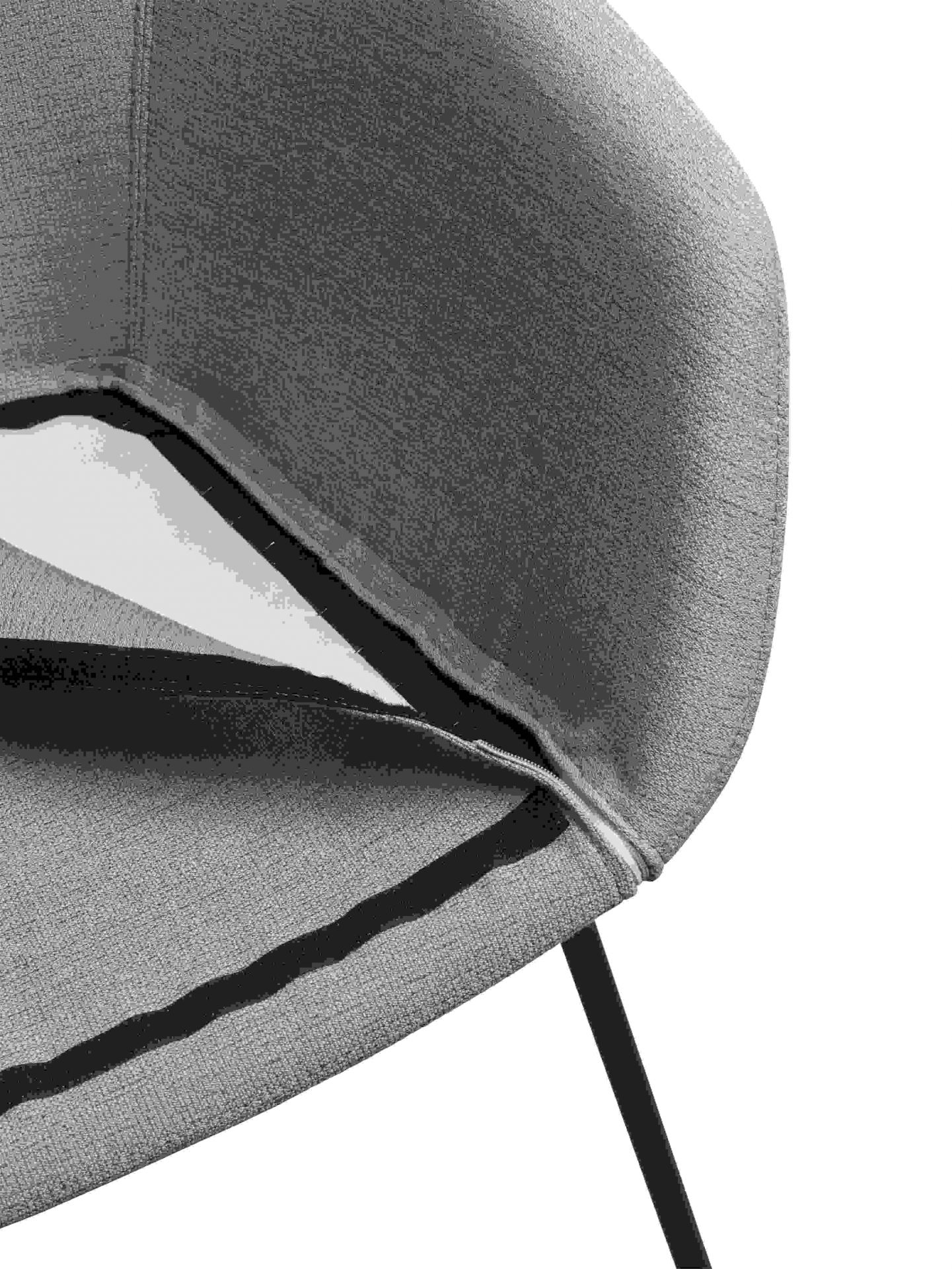 Detailaufnahme Little Giraffe Stuhl mit abnehmbarem Bezug von Fritz Hansen, grauer Stoffbezug und schwarzes Beingestell.