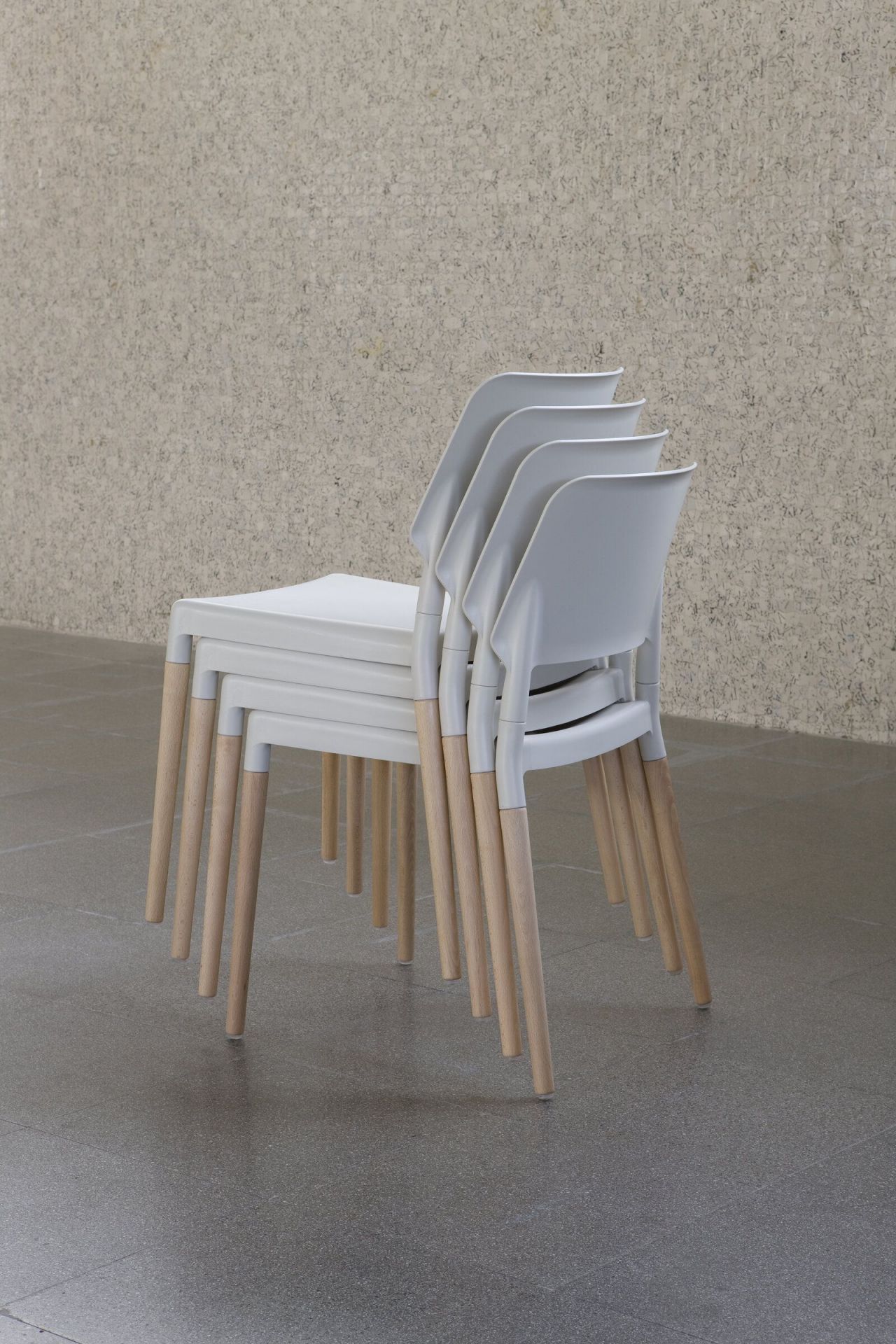 Gestapelte Belloch Stühle: Weißer Outdoorstuhl mit Aluminiumbeinen von Santa & Cole. Gartenmöbel.