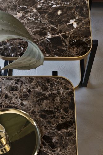 Detailaufnahme des Duet A Beistelltisches von Wiener GTV Design mit Marmorplatte und goldenen Akzenten.