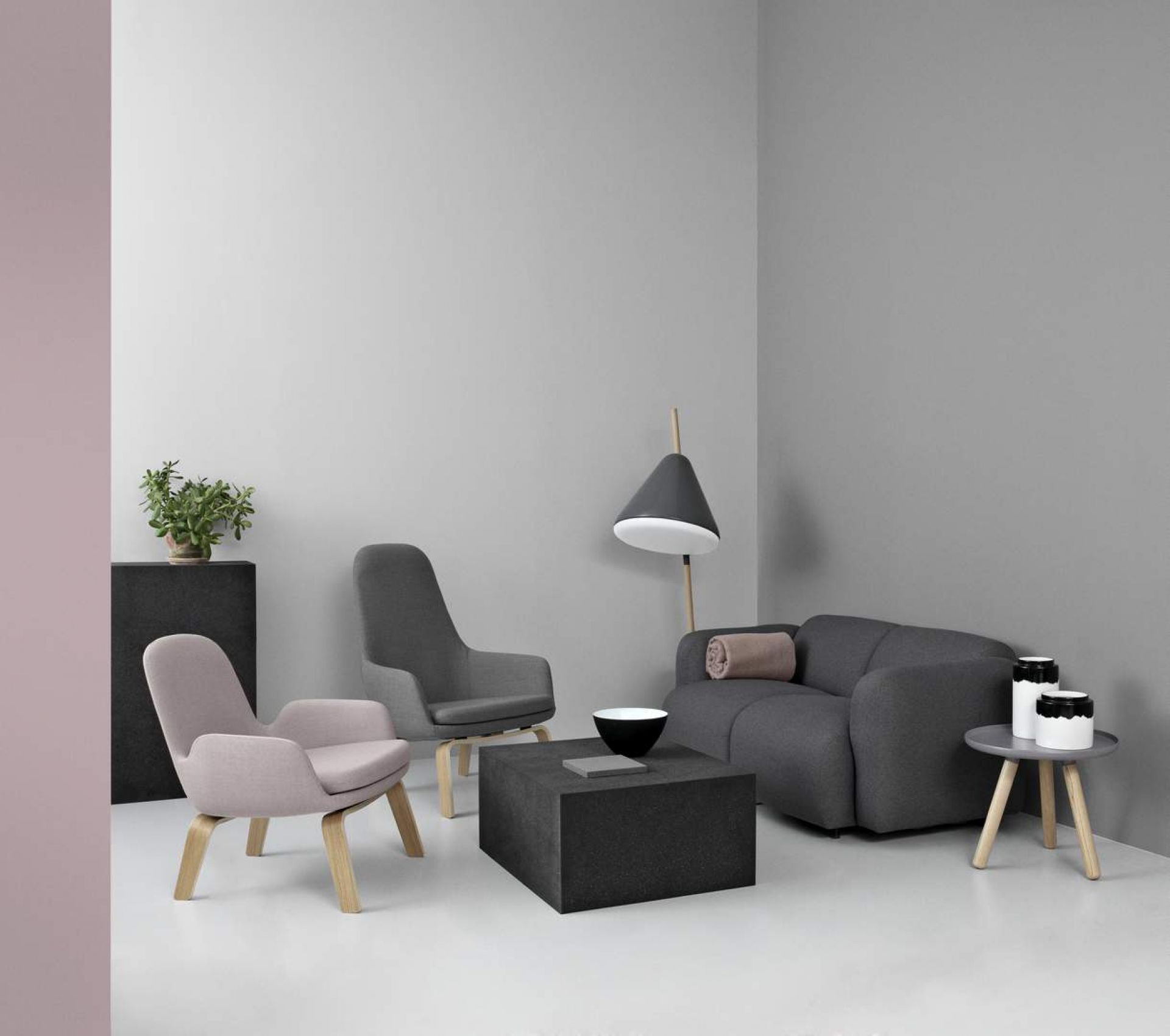 Era Lounge Chair Sessel niedrig von Normann Copenhagen in Rosa und Grau in modernem Wohnzimmer.
