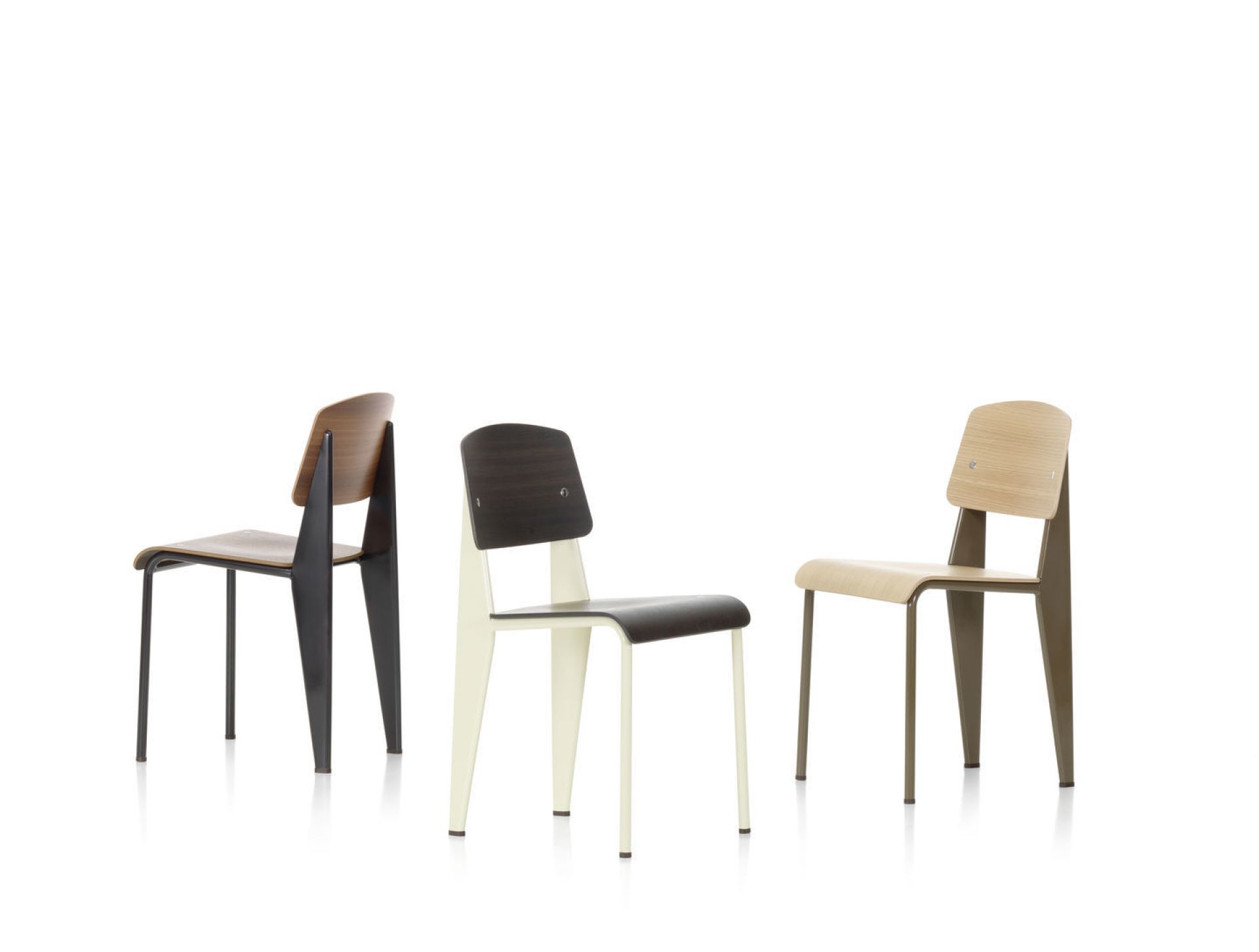 Drei Vitra Standard Stühle in verschiedenen Holzfarben und Gestellvarianten auf weißem Hintergrund.