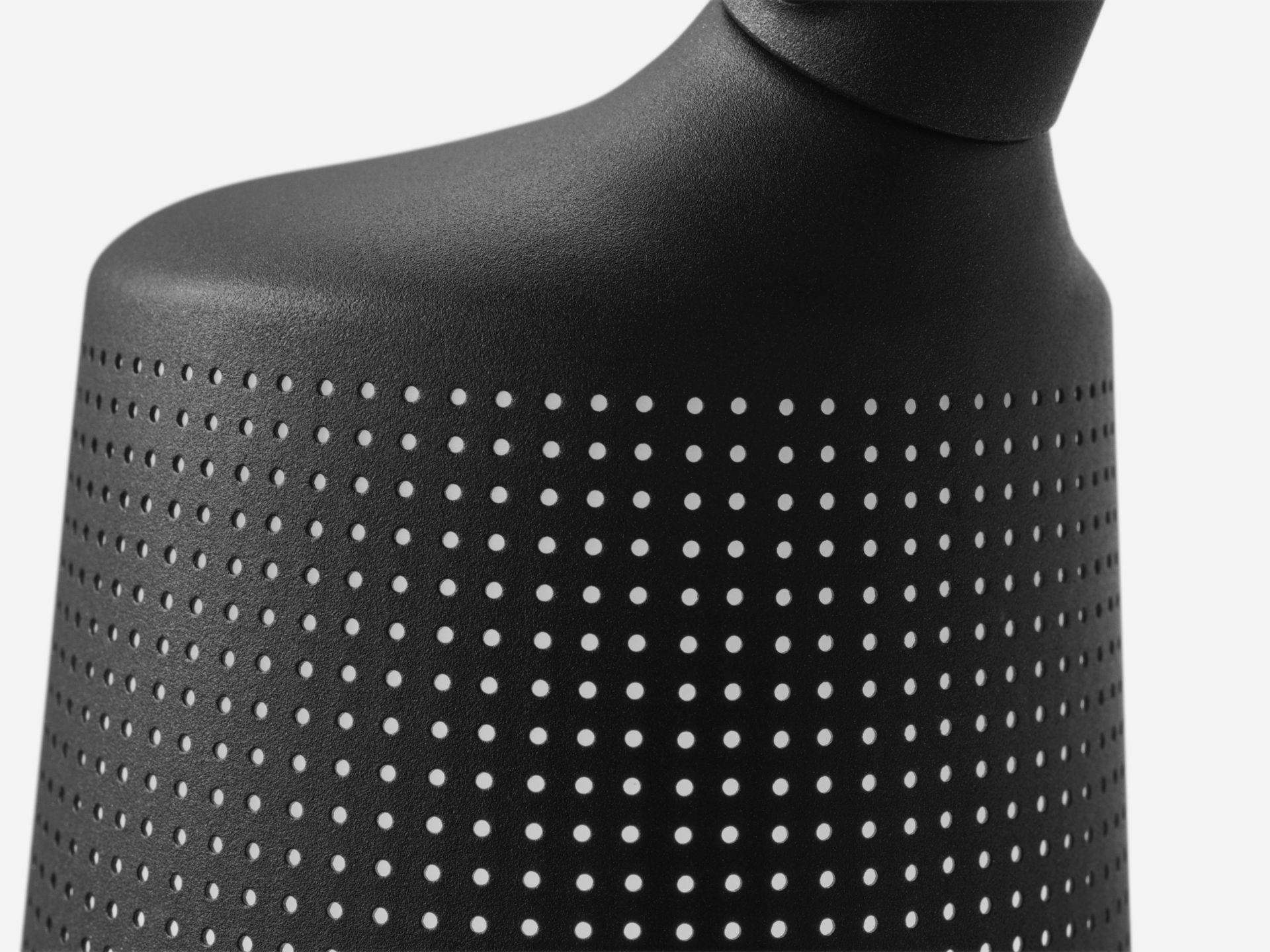 Detailaufnahme der schwarzen Vipp Tischlampe mit perforiertem Lampenschirm für stimmungsvolle Beleuchtung.