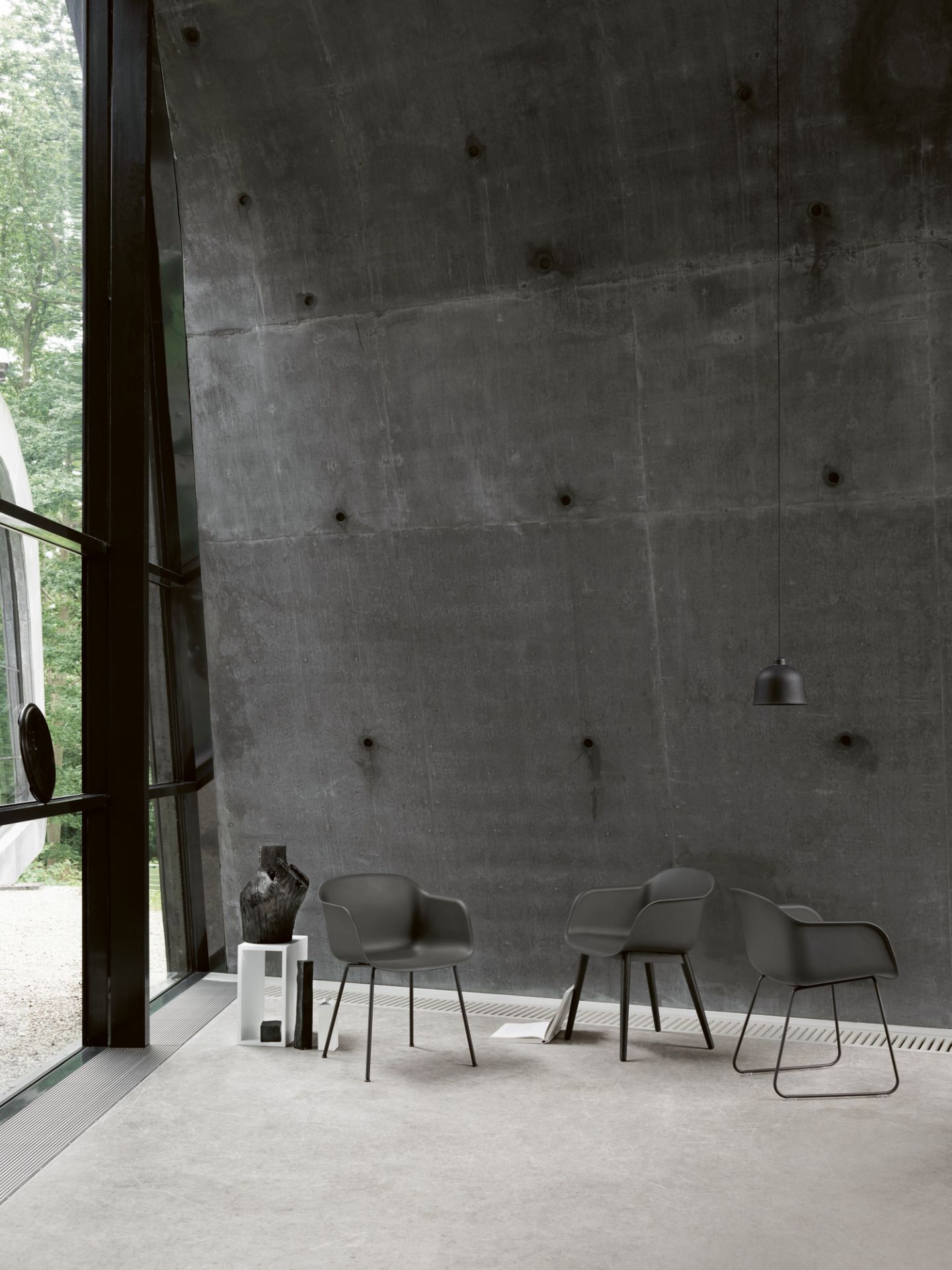 Muuto Fiber Armchair mit Kufengestell in Grau, moderner Design Stuhl für Wohnzimmer und Büro.