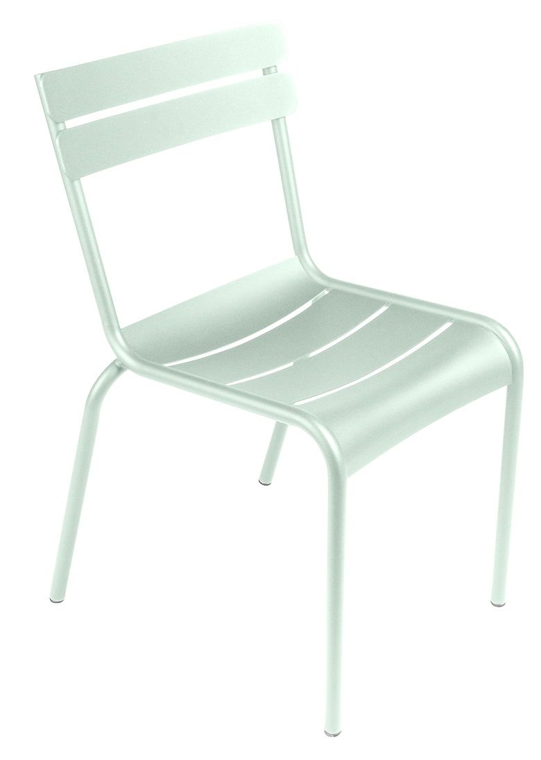 Fermob Luxembourg Stuhl aus Stahl in Mintgrün, moderner Outdoor-Stuhl mit Lattenmuster.