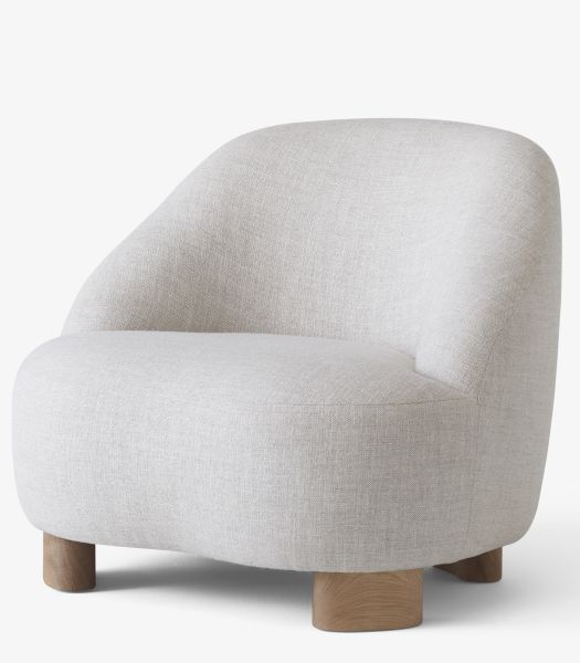 Margas Loungesessel LC1 AndTradition, moderner Sessel mit hellgrauem Stoffbezug und hellen Holzfüßen für Wohnzimmer und Lounge.