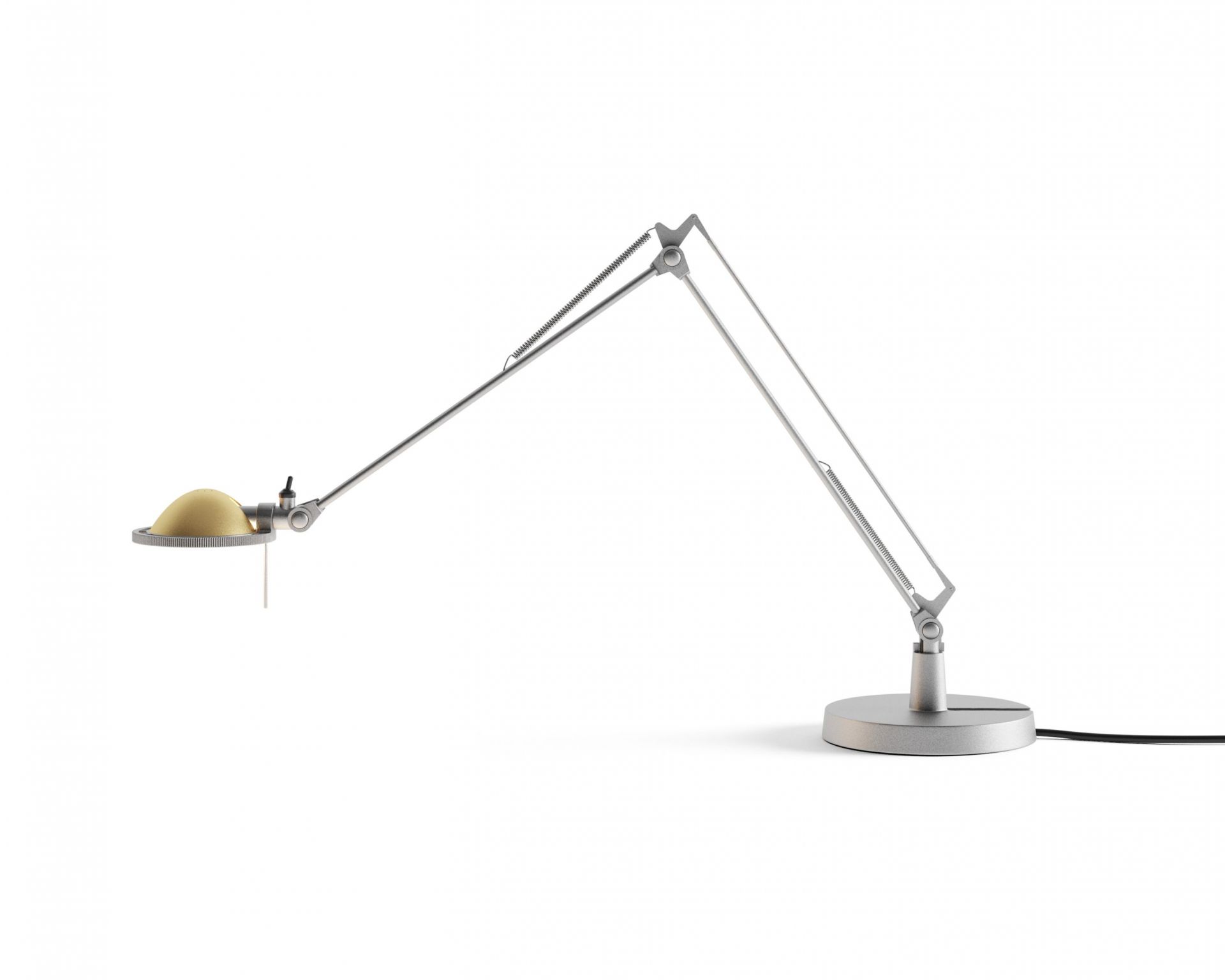 D12/5 Berenice Tischleuchte von Luceplan mit Messingreflektor und verstellbarem Metallarm. Designlampe für Schreibtisch.