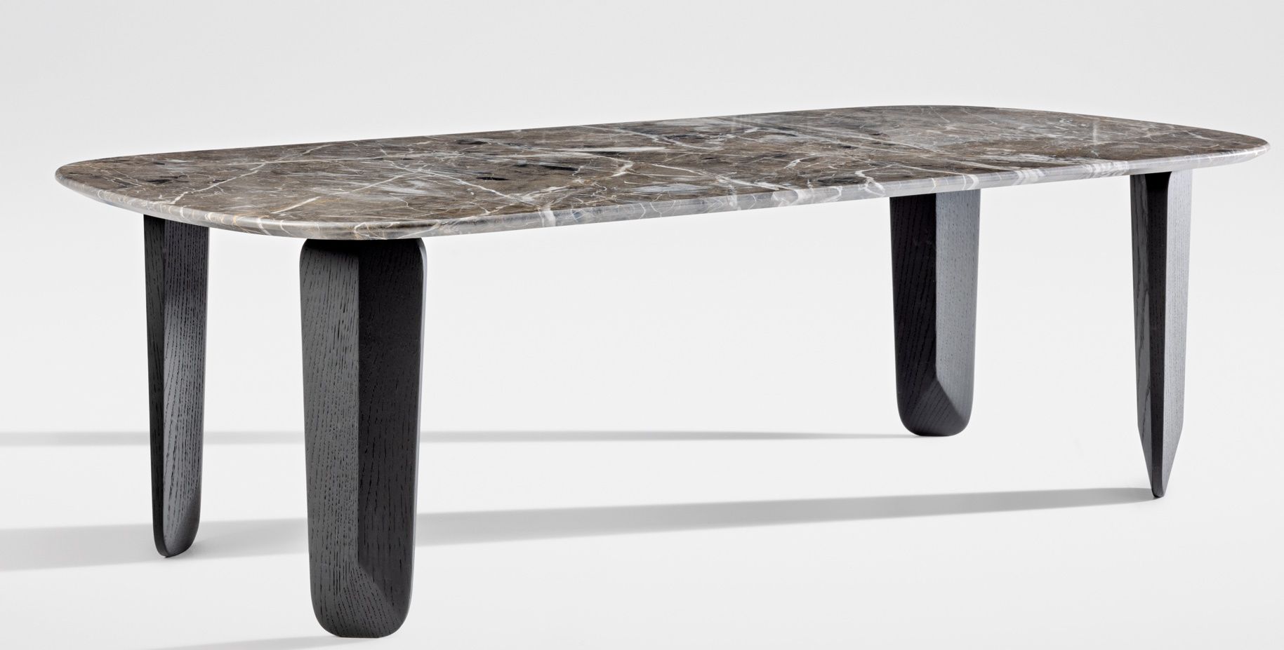 Kuyu Marble Couchtisch rechteckig mit brauner Marmorplatte und schwarzen Holzbeinen vor neutralem Hintergrund.