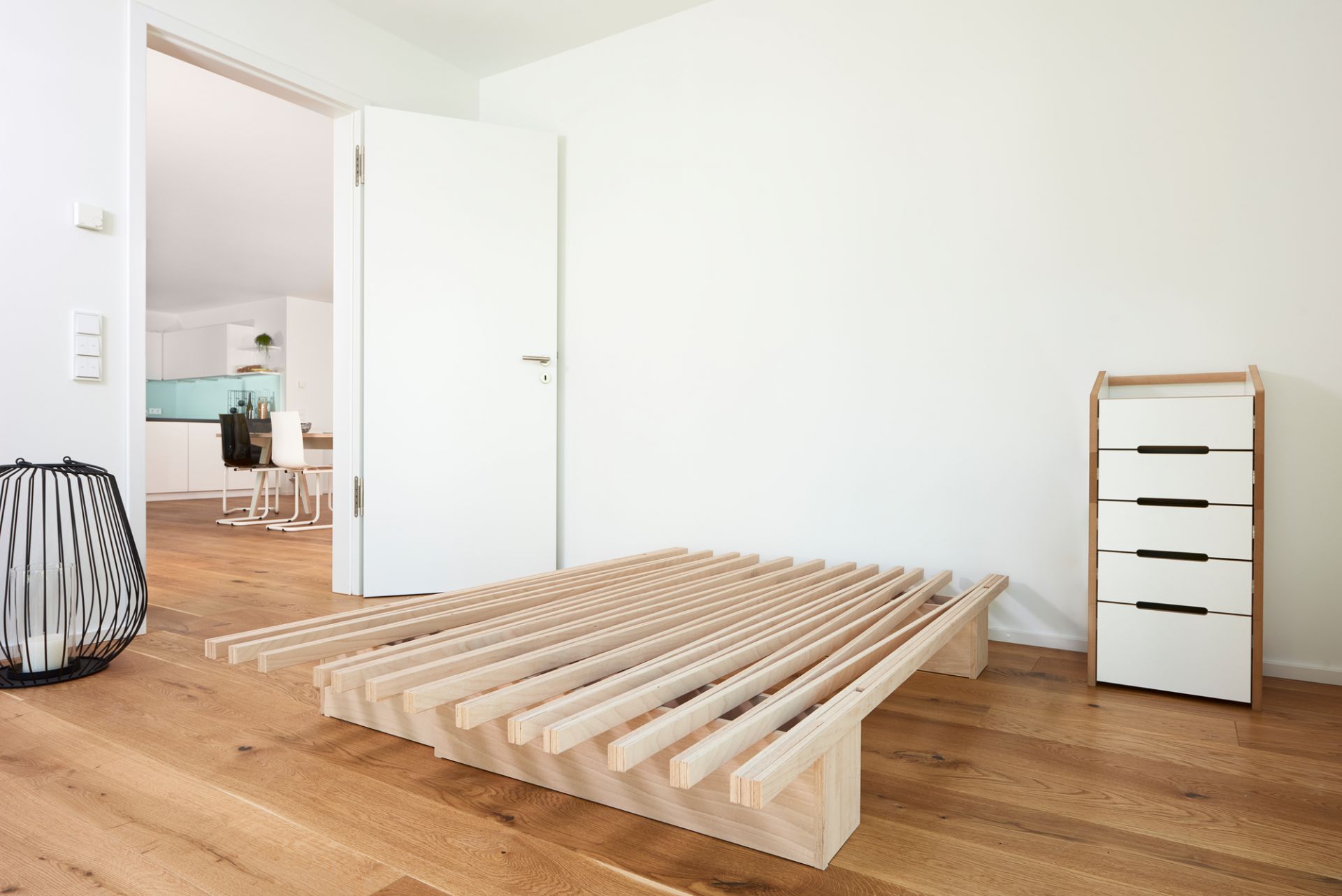 Tojo V Bett 90/180 aus Holz im minimalistischen Design, Lattenrost und Nachttisch.