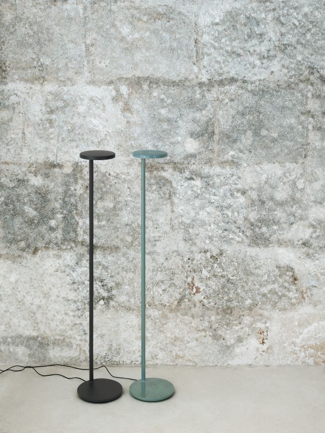 Oblique Stehleuchte von Flos, braun matt und minimalistisch, für modernes Wohnen. Design Stehlampe.