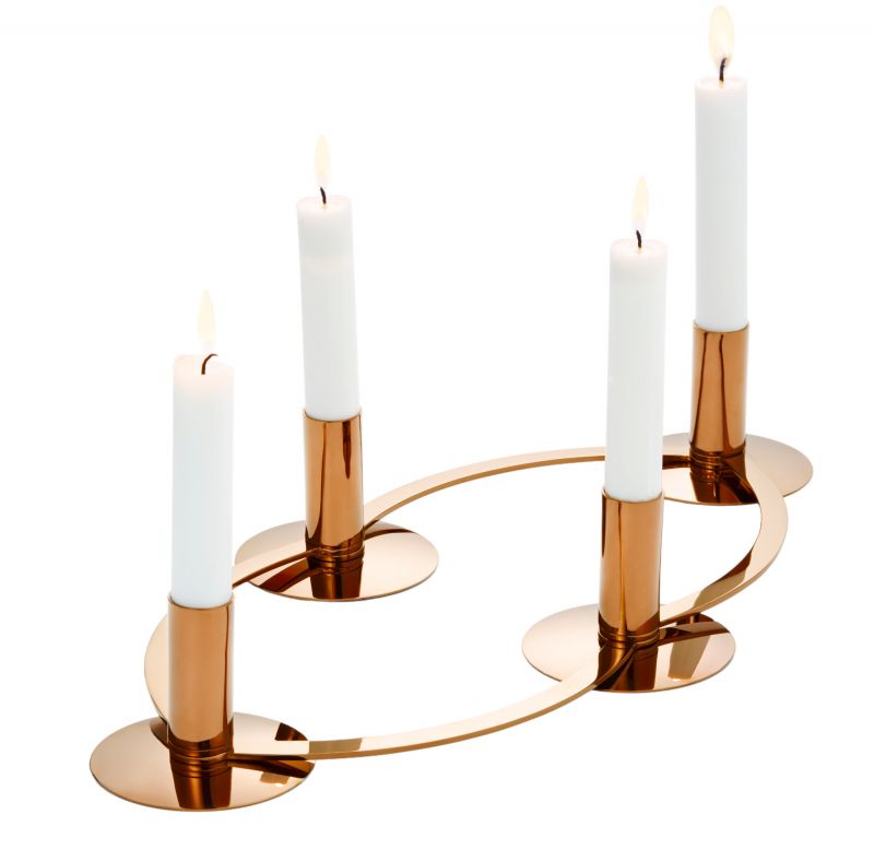 La Serena Adventskranz von Philippi mit vier brennenden, weißen Kerzen und goldenem Kerzenhalter.