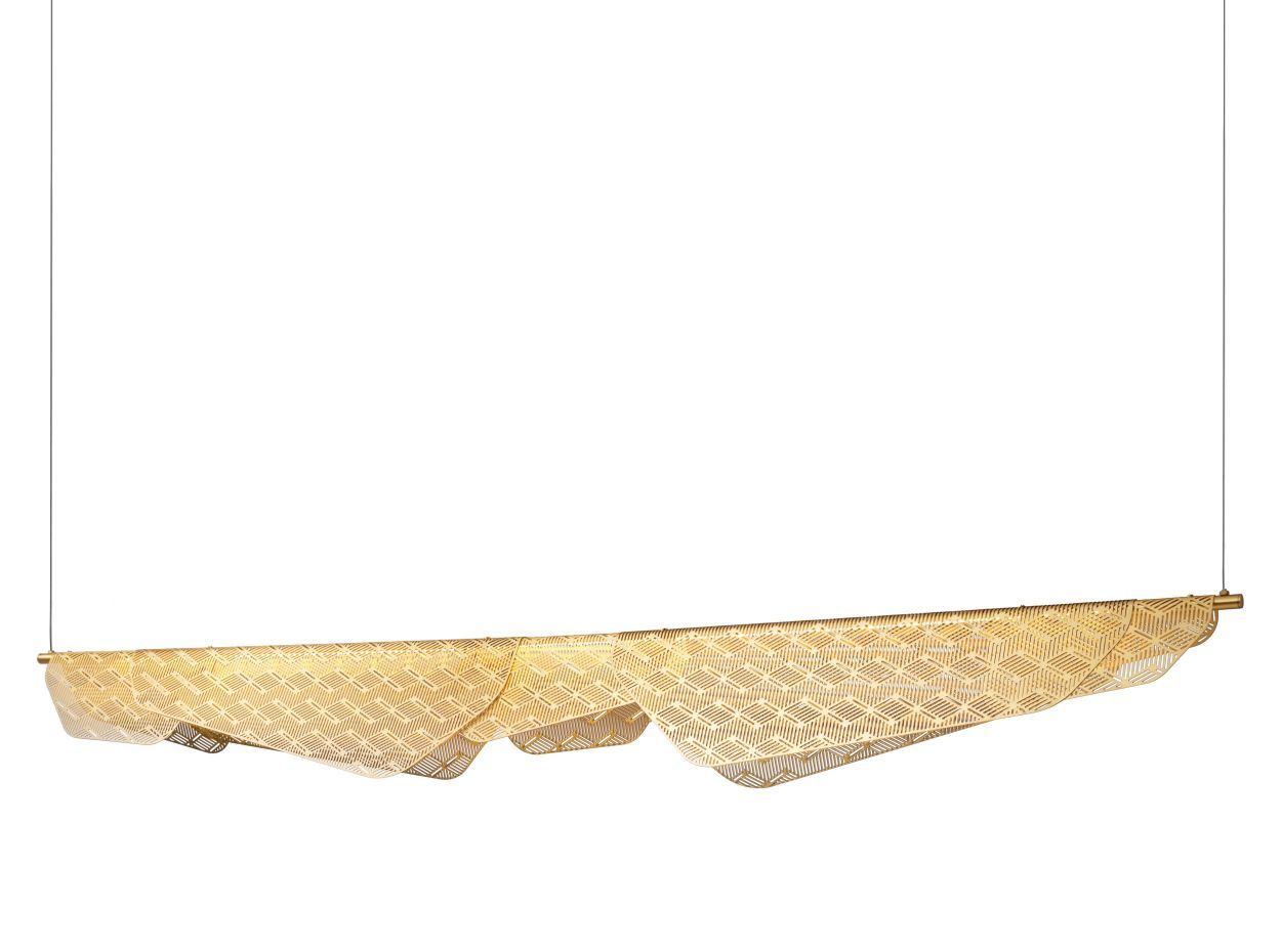 Mediterranea Pendelleuchte Small von Petite Friture, goldfarbene Hängelampe mit filigranem, geometrischem Muster und warmem Licht.