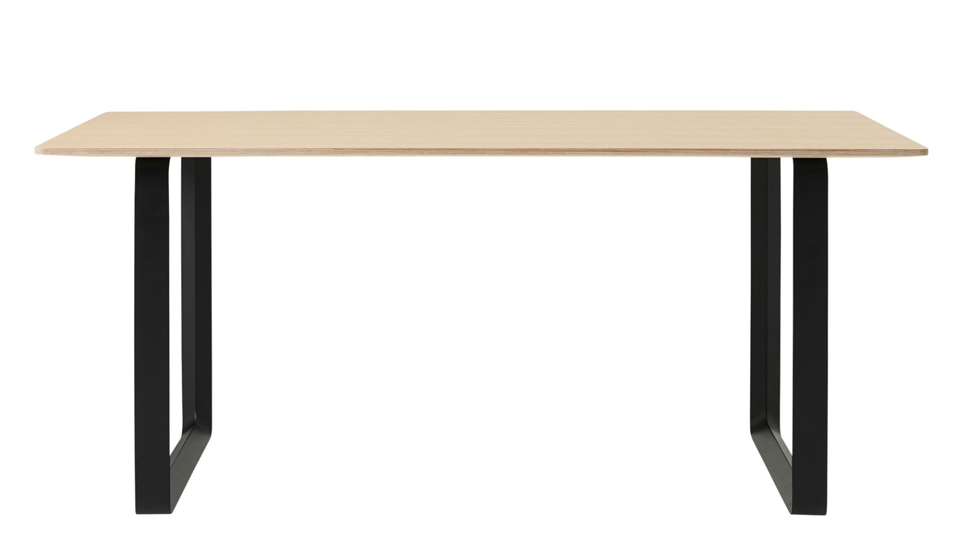 Muuto 70/70 Table: Heller Holztisch mit schwarzem Metallgestell, ideal als Esstisch oder Schreibtisch.