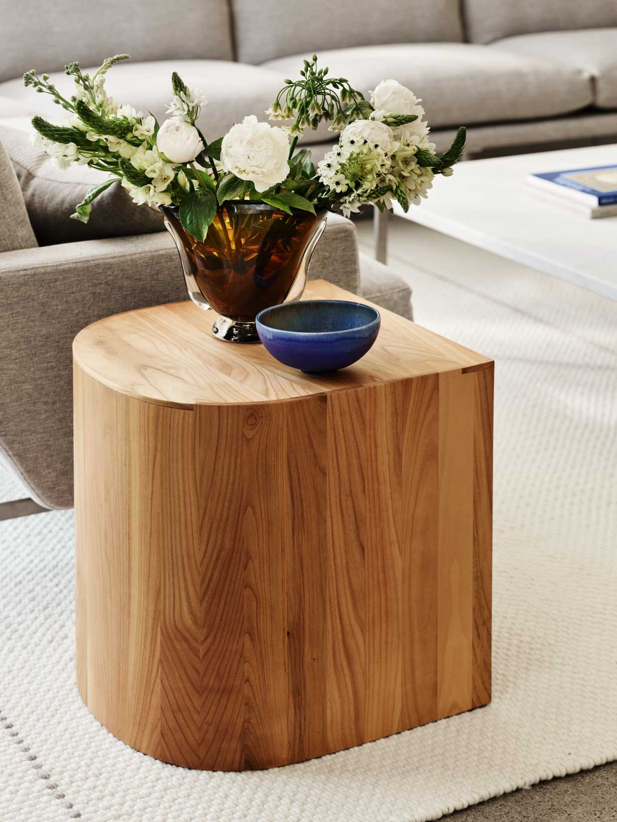 Taburet Hocker aus Kirschholz, naturfarben. Vielseitiger Beistelltisch oder Sitzhocker für modernes Wohnen.