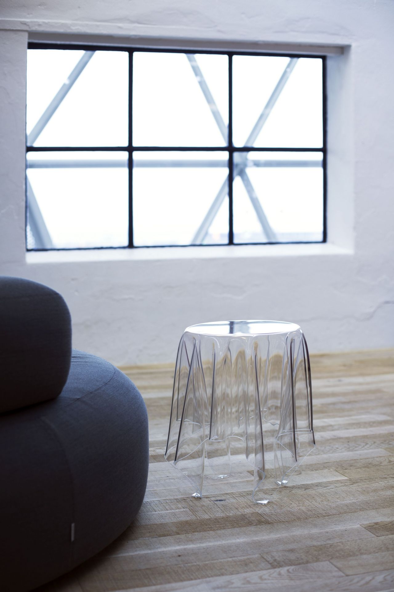 Essey Illusion Beistelltisch transparent, kleiner Tisch aus Acrylglas, modernes Möbeldesign für Wohnzimmer.