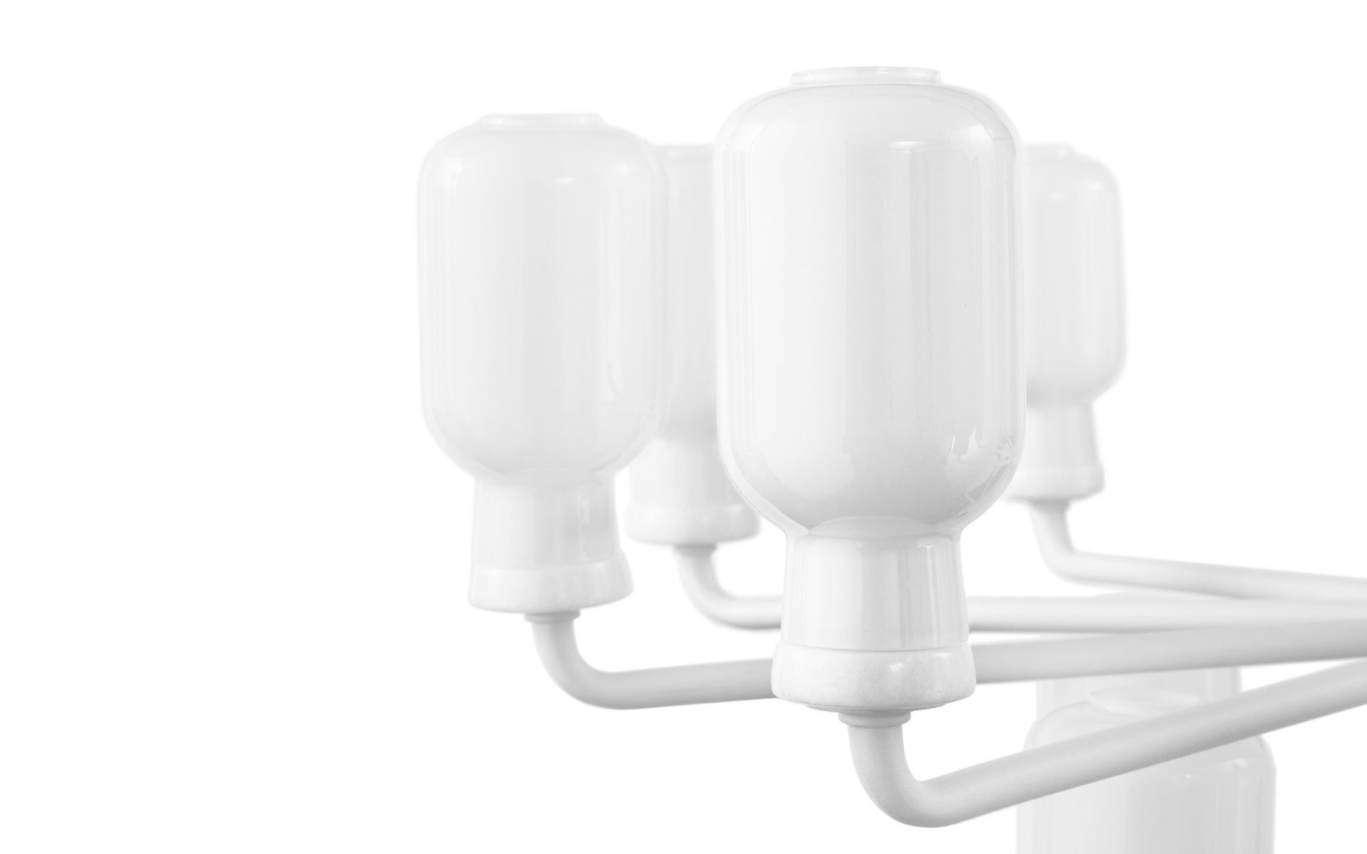 Detailaufnahme der weißen Amp Chandelier Pendelleuchte Small, moderne Lampe für Wohnzimmer und Esszimmer.