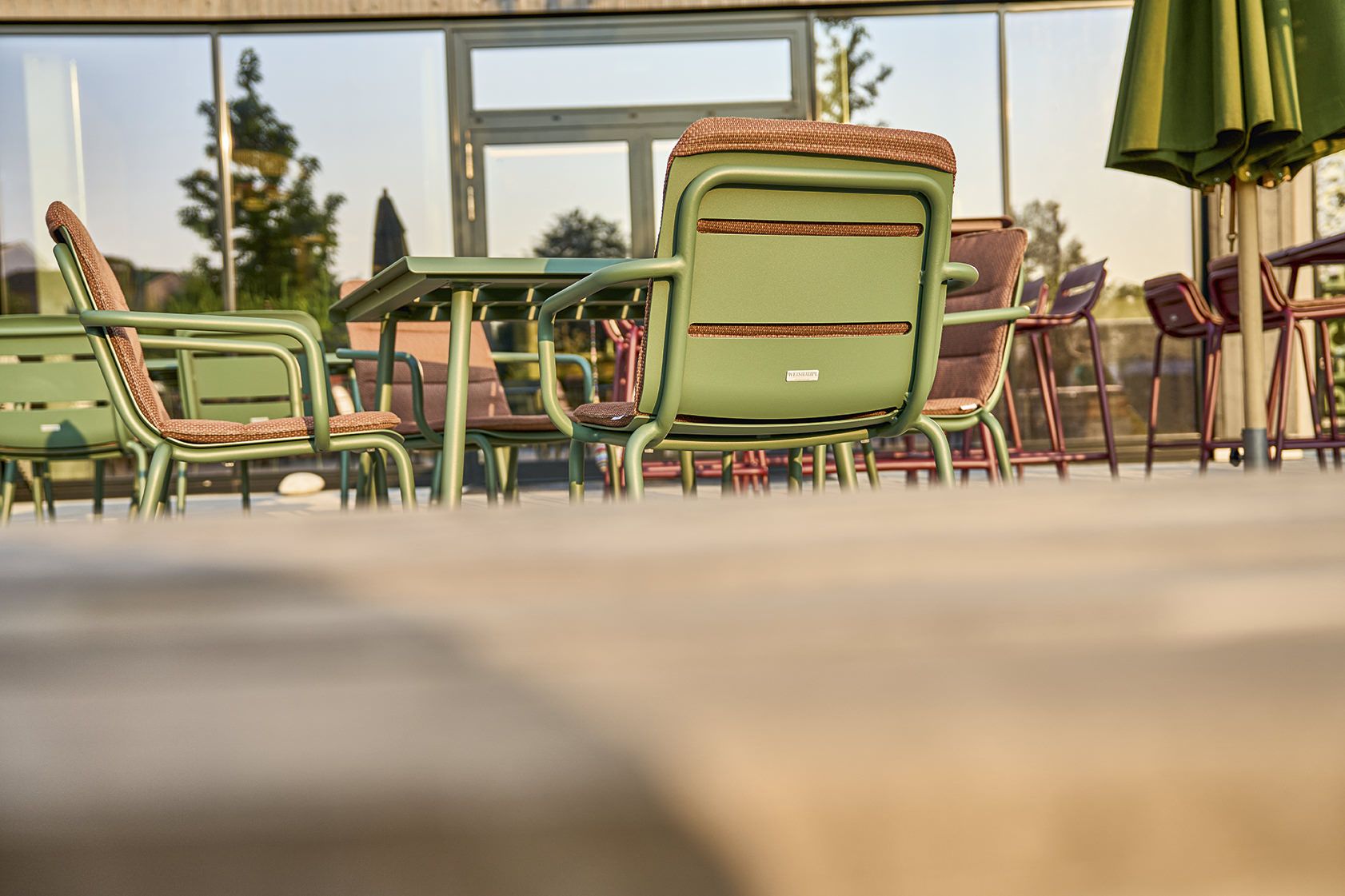 Weishäupl Vapio Sessel Outdoor, grüne Gartenmöbel mit Tisch und Stühlen für Terrasse und Balkon.