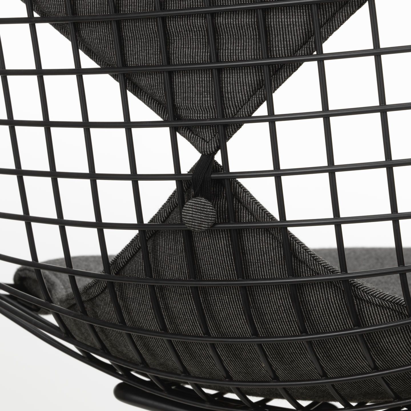 Detailaufnahme des Vitra DKR Wire Chair Stuhls mit Sitz- und Rückenpolster in Schwarz.