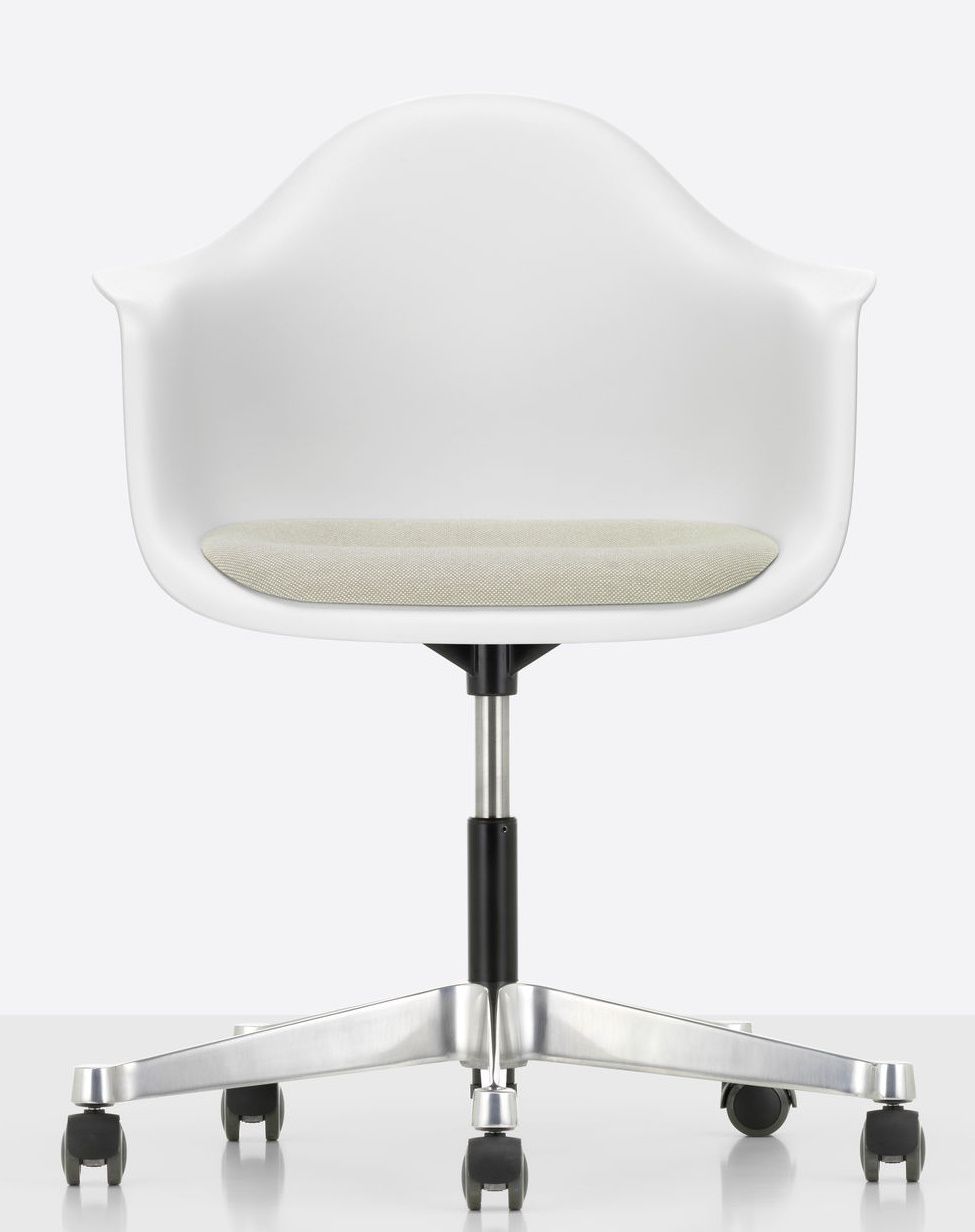 Weißer Eames Plastic Arm Chair PACC von Vitra mit beigem Sitzpolster und Rollenfuß.