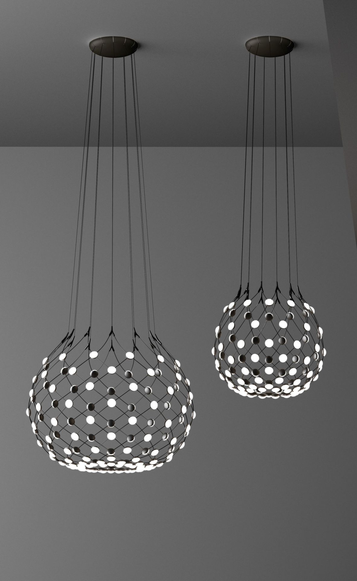 Zwei moderne D86 Mesh Deckenleuchten von Luceplan mit kugelförmigem Lampenschirm und filigranem Design.