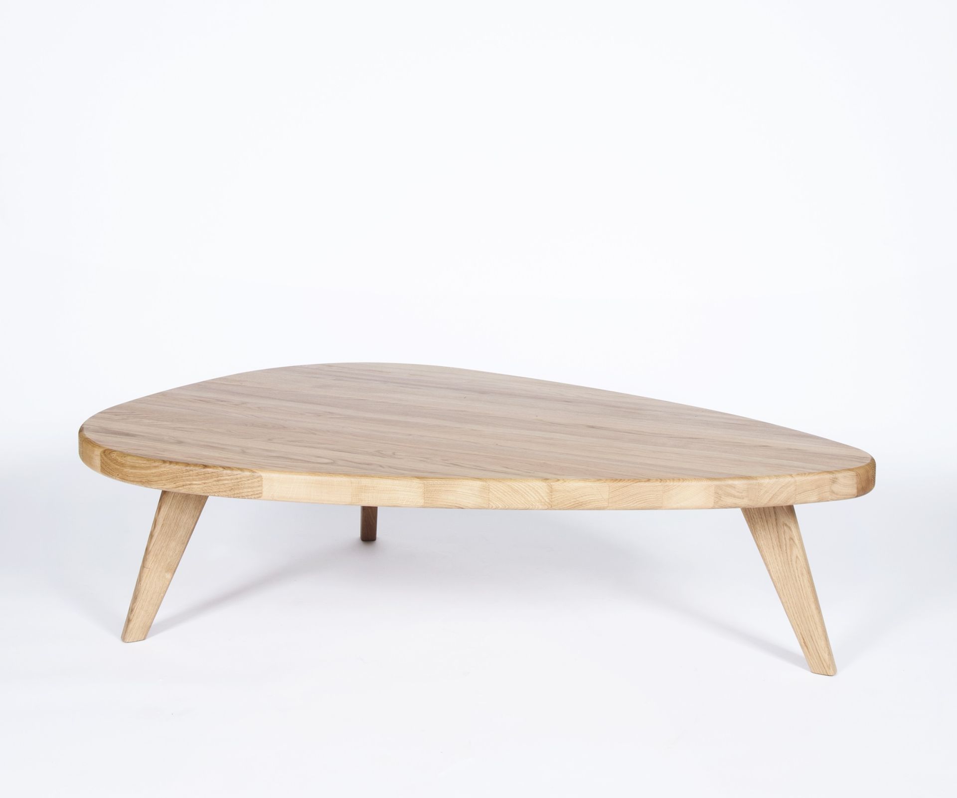 The Hansen Family Remix #3 Couchtisch Hans Hansen aus hellem Holz, dreieckige Tischplatte und drei Beine.