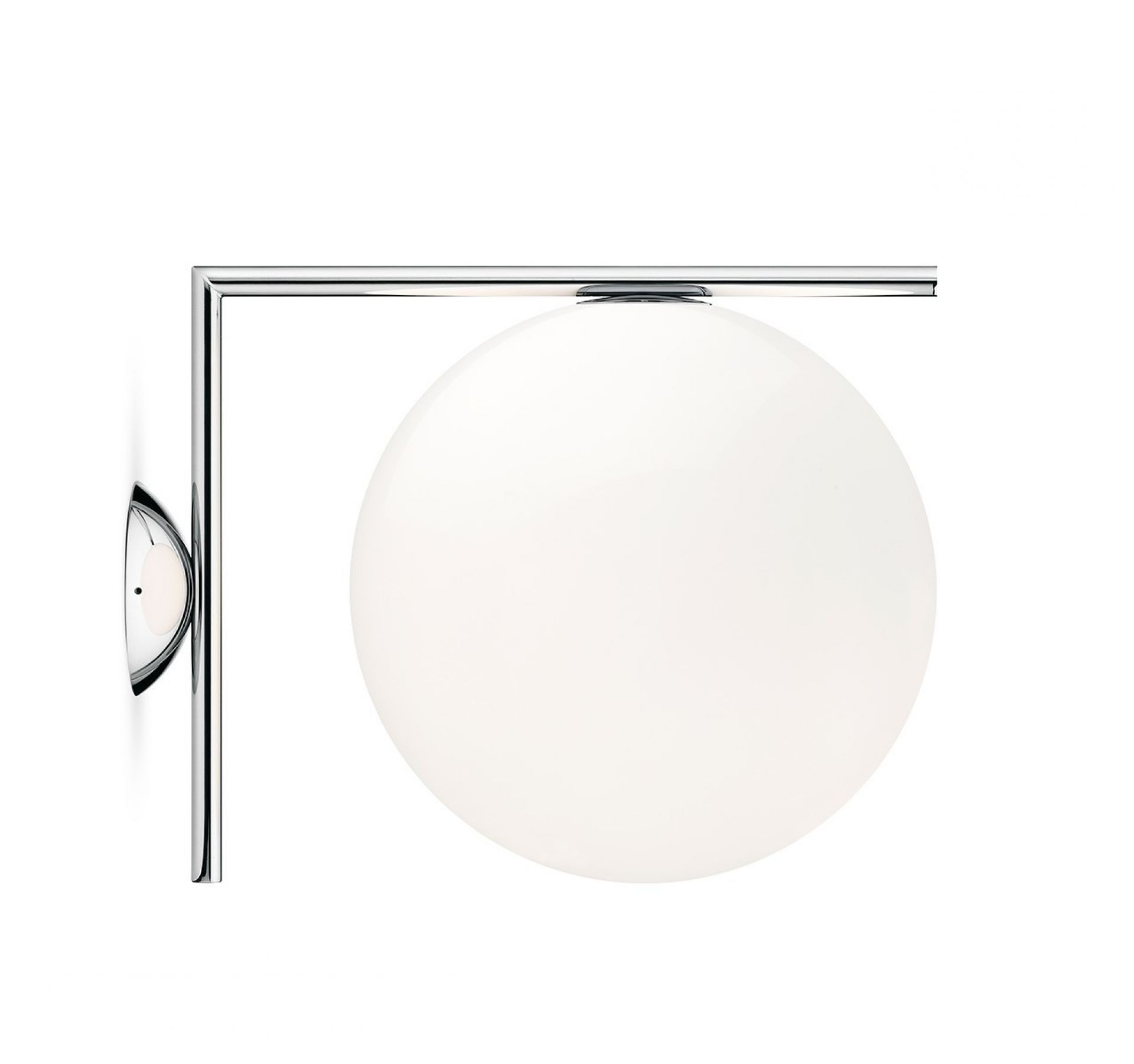IC Lights Wandleuchte von Flos: Moderne Wandlampe mit Chromgestell und opaler Glaskugel.