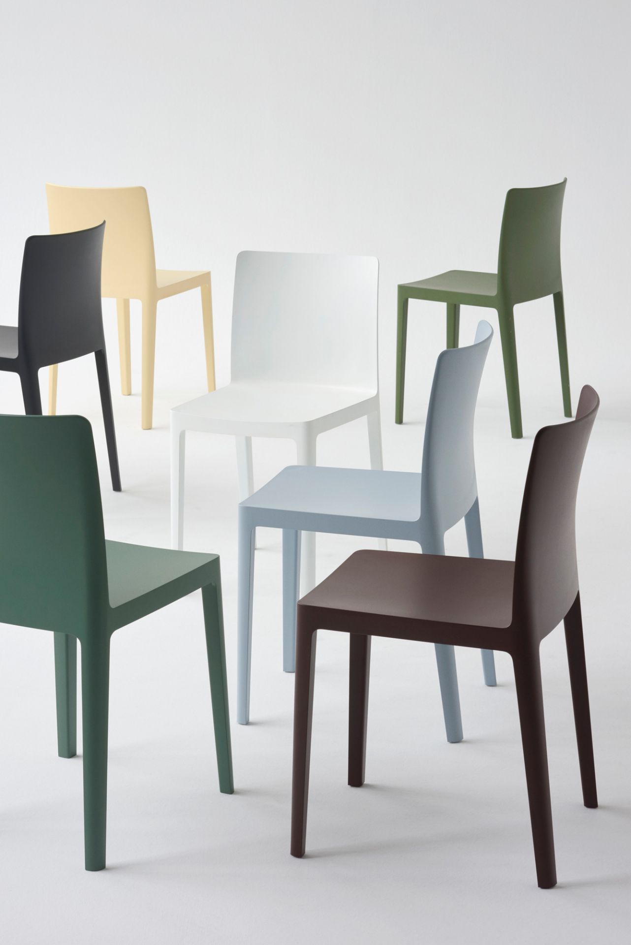 Mehrere Élémentaire Stühle von Hay in verschiedenen Farben auf weißem Hintergrund, minimalistisches Design, Outdoor geeignet.