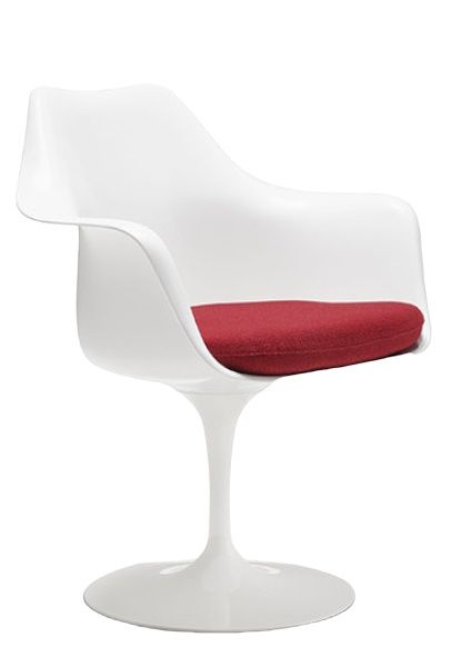 Weißer Tulpen Armlehnenstuhl von Knoll International mit rotem Sitzkissen, drehbar und modern.