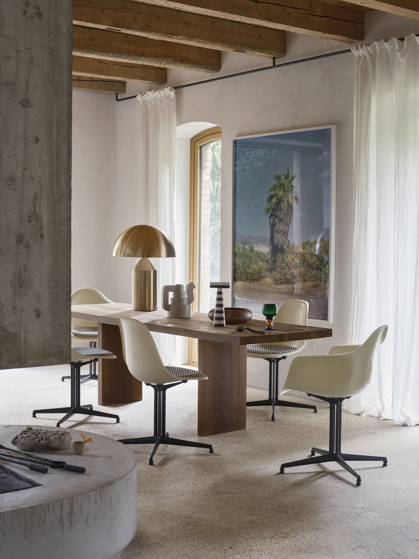 Esszimmer mit Holztisch und Eames Plastic Arm Chairs DAL mit Sitzpolster von Vitra.