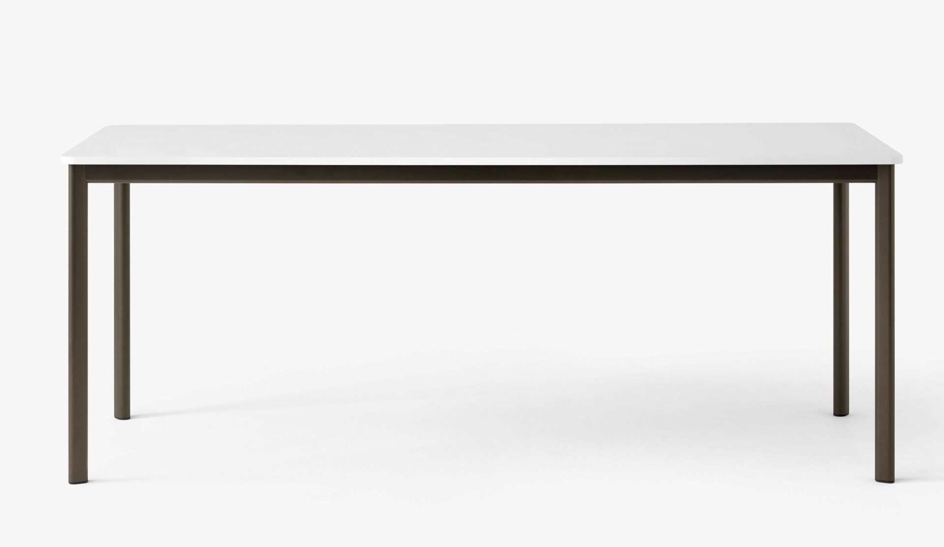 AndTradition Drip Table mit weißer Tischplatte und dunkelbraunem Metallgestell, Studioaufnahme.