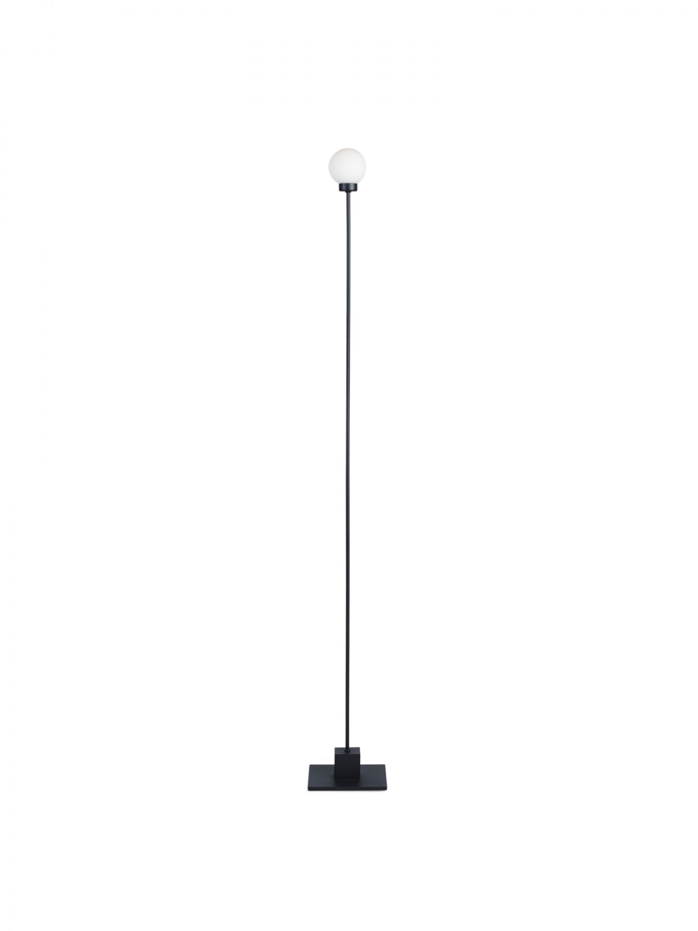 Snowball Stehleuchte: Moderne LED-Stehlampe mit schwarzem Gestell und runder, weißer Leuchtkugel.