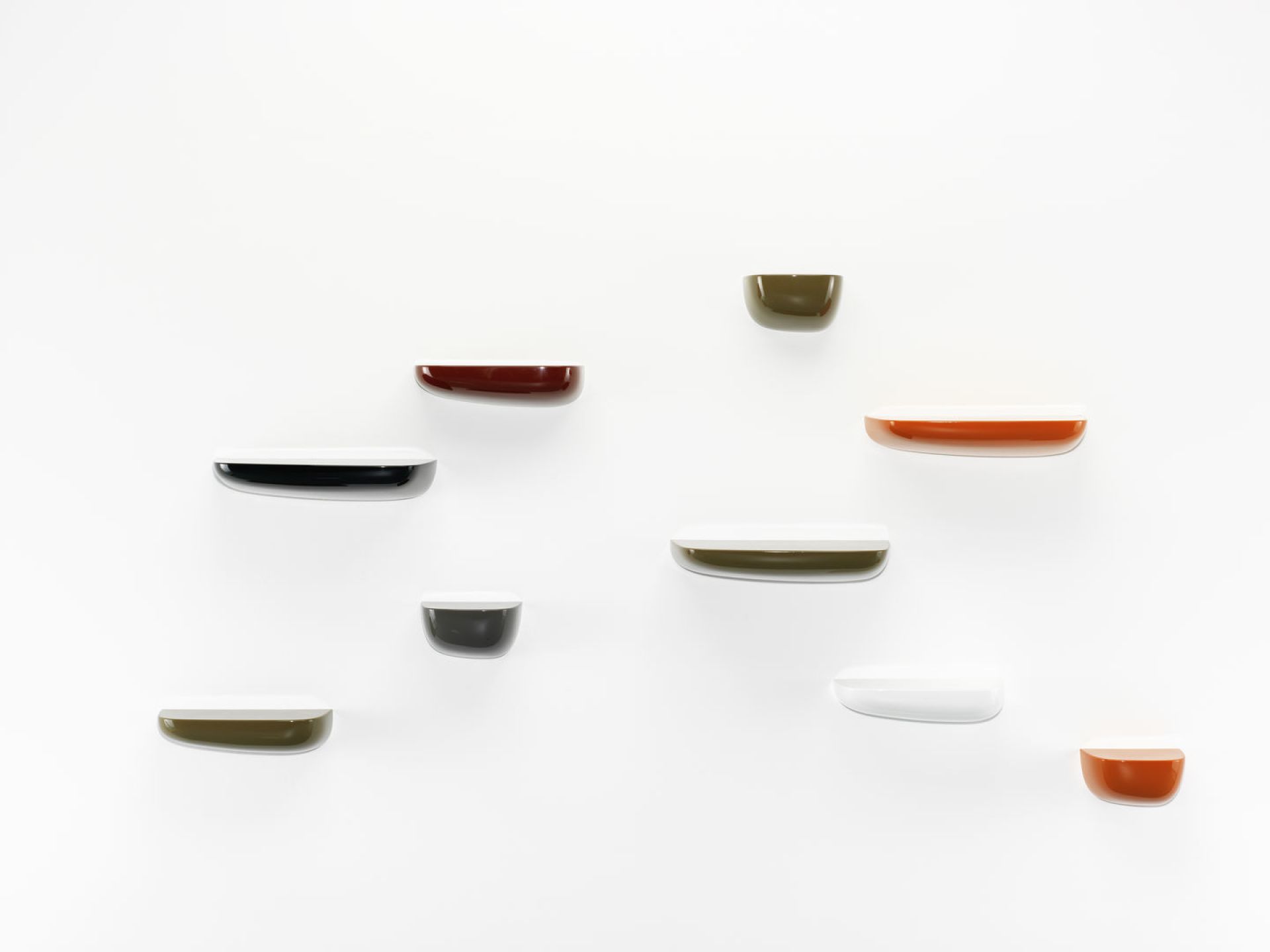 Vitra Corniches Wandboards in verschiedenen Farben an einer weißen Wand, dekorative Wandregale für Wohnaccessoires.