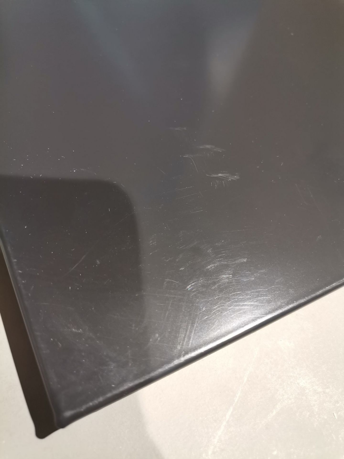 Detailaufnahme einer grauen USM Haller Tischplatte mit Kratzern, ein Mängelexemplar für Ersatzteile.