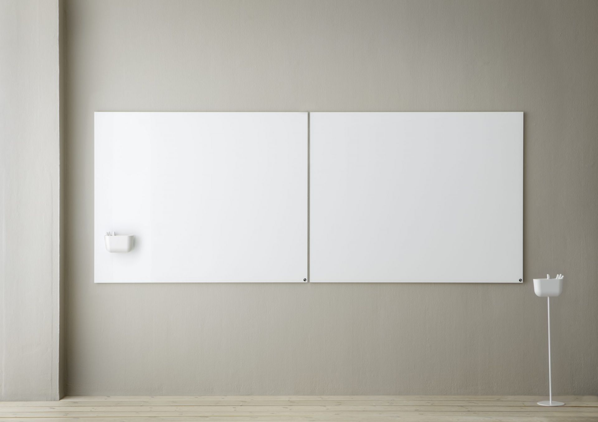 Chat Board Elements: Zwei weiße, magnetische Glas-Wandtafeln hängen nebeneinander an einer beigen Wand.