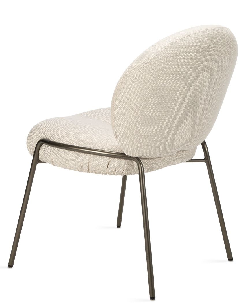 Nana Outdoor Chair von Freifrau Manufaktur, cremefarbener Gartenstuhl mit Metallgestell, Rückenansicht.